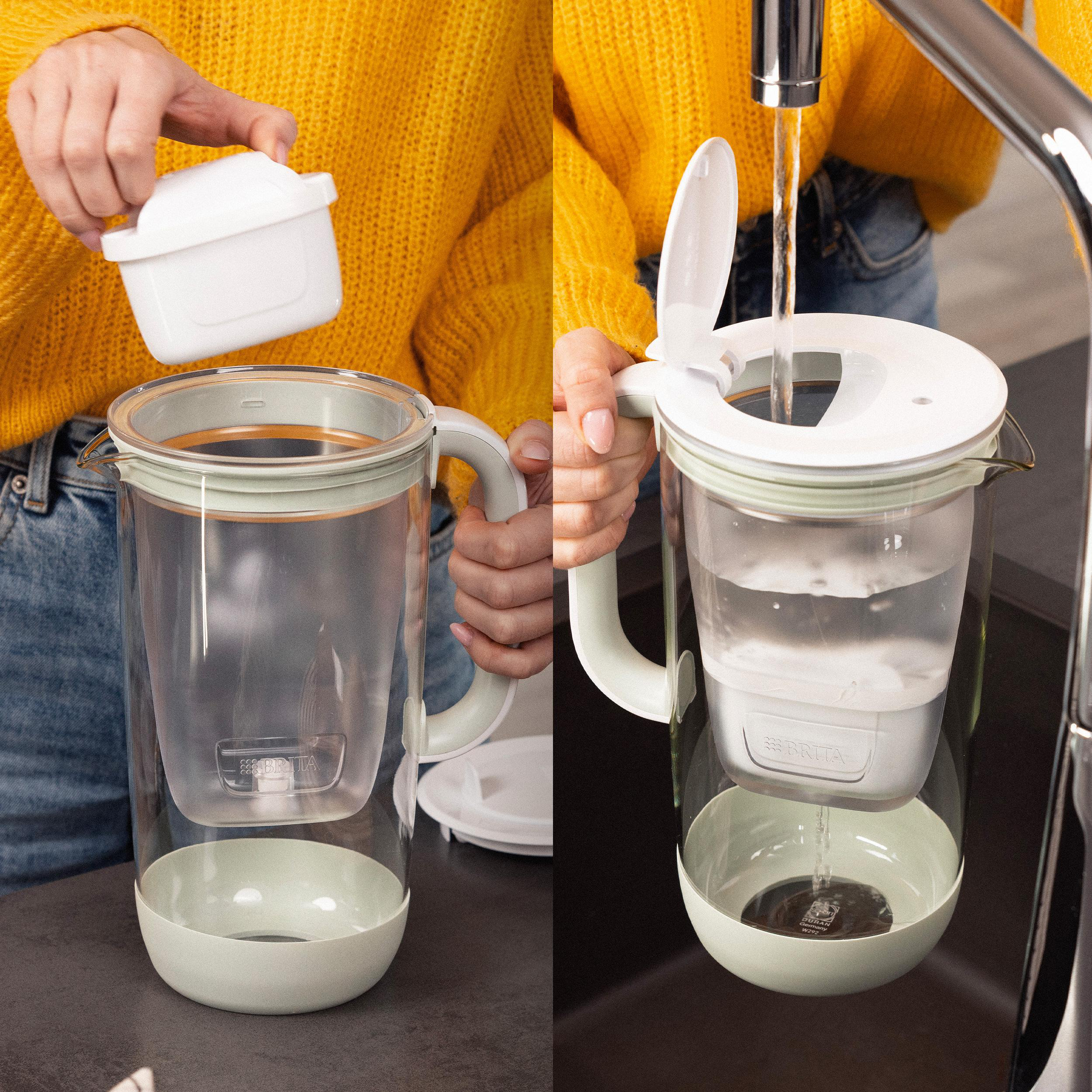 Wasser wird in einen Brita-Filterkrug gefüllt, der auf einer Arbeitsplatte steht.