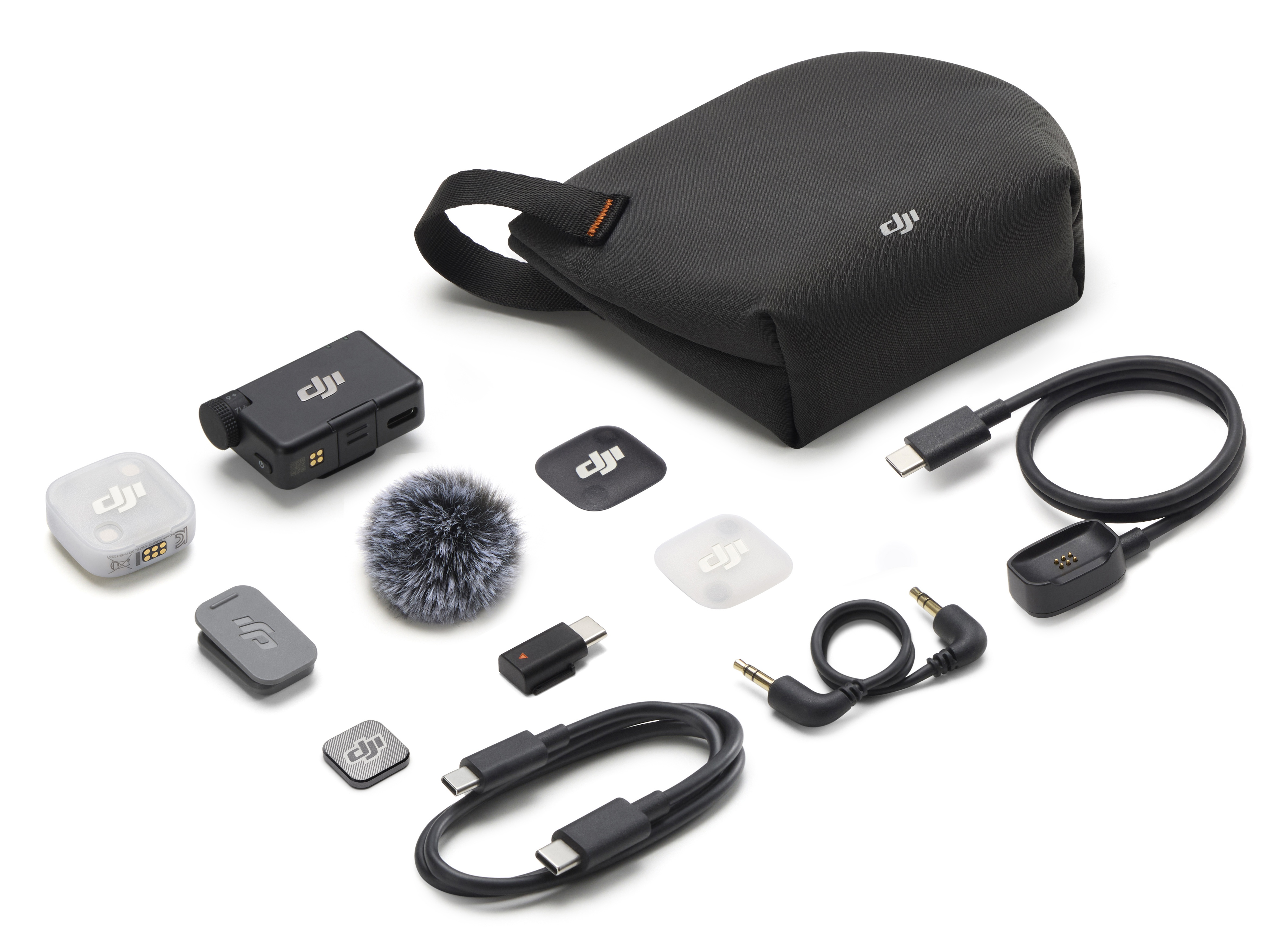 Akcesoria DJI: torba, mikrofon, kable, adaptery i klipsy na białym tle.