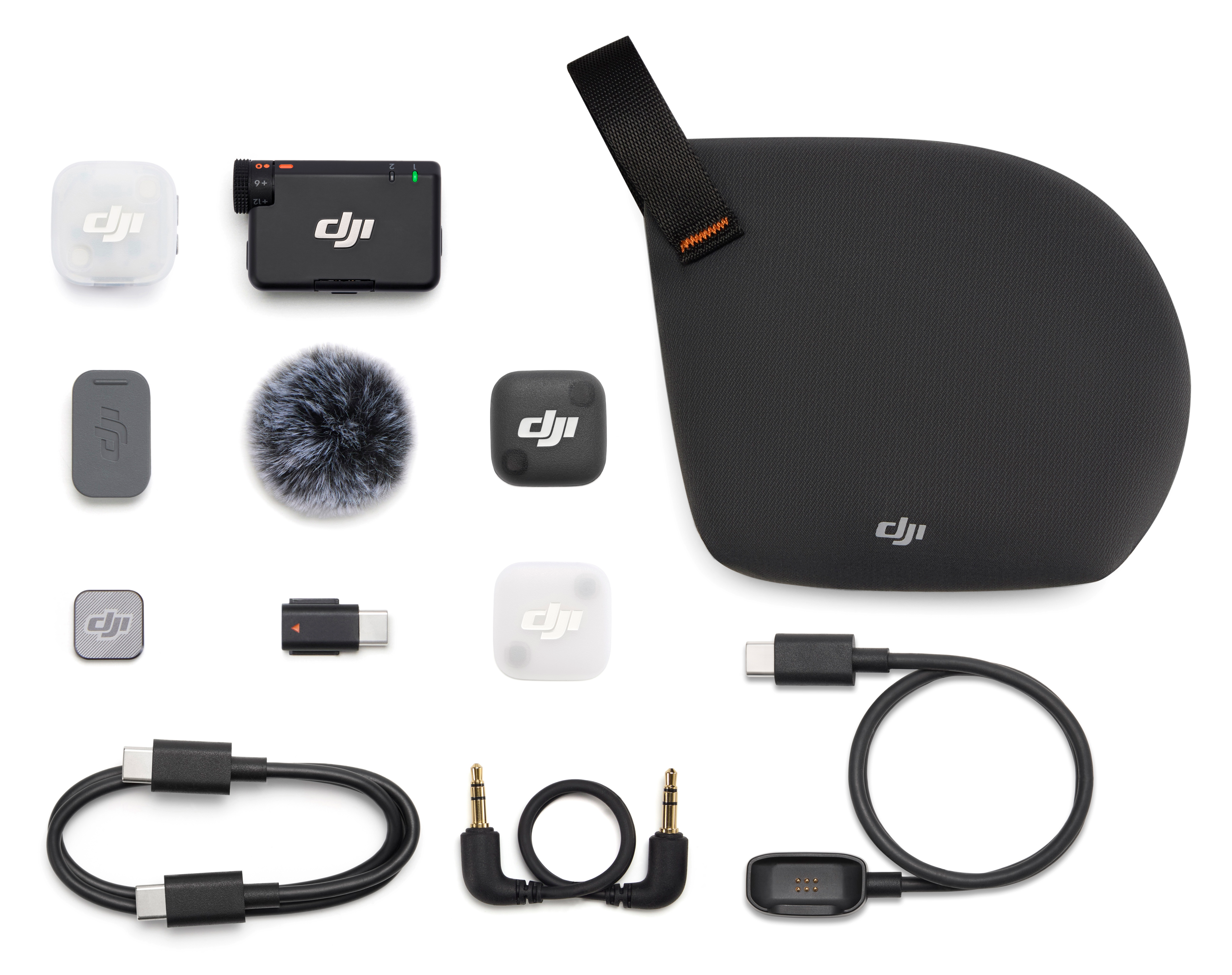 Urządzenia audio i akcesoria DJI z czarną torbą.