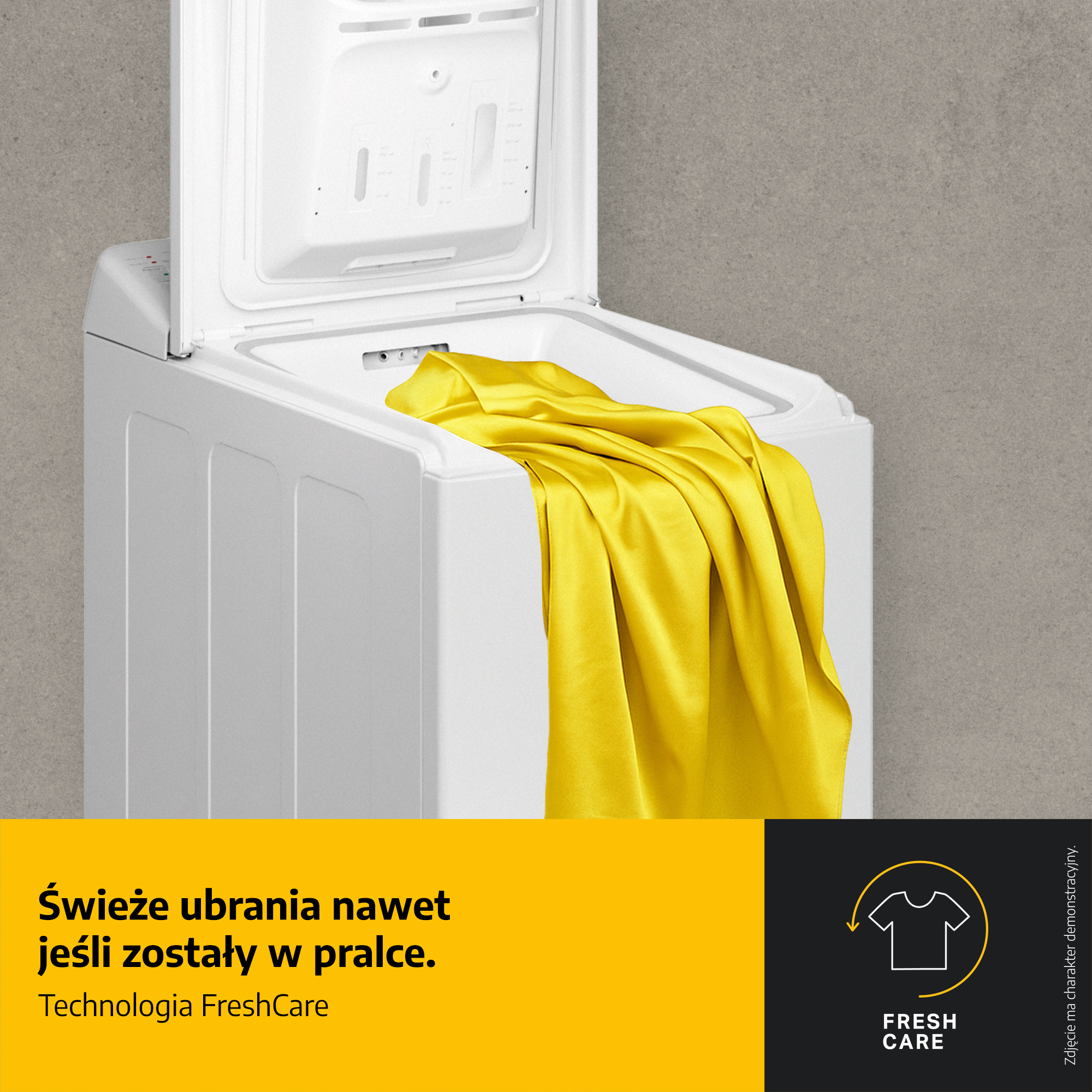 Biała pralka z otwartą klapą, zawierająca żółte ubranie.