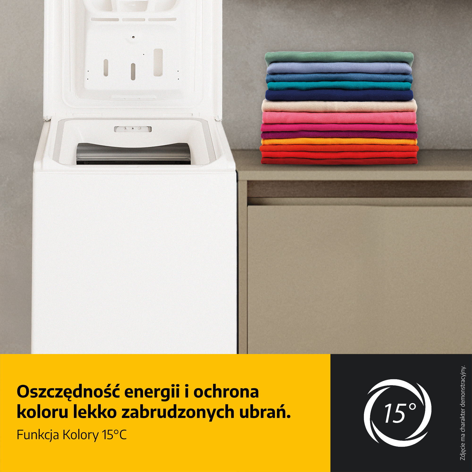 Biała pralka obok stosu kolorowych ubrań. Symbol 15°C.