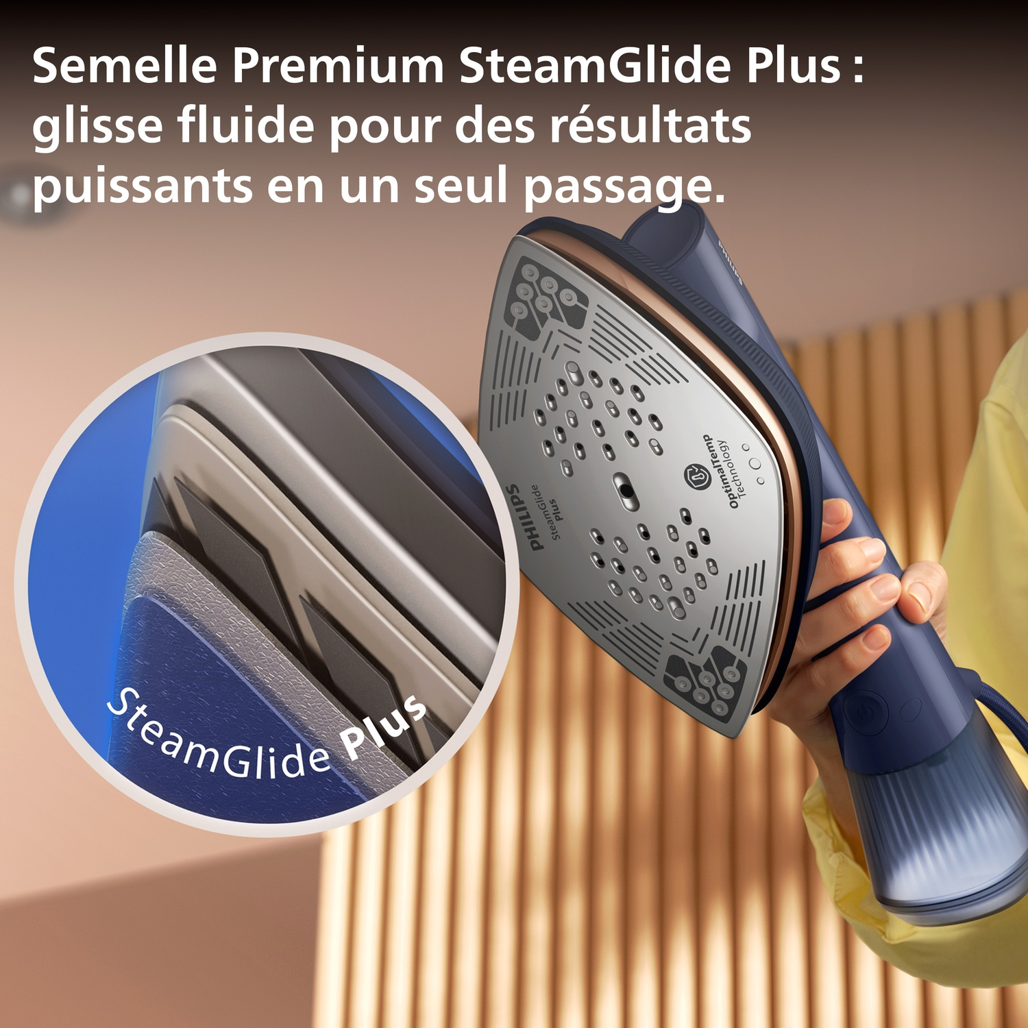 Gros plan d'une personne tenant un fer à repasser bleu avec semelle détaillée et encart SteamGlide Plus.