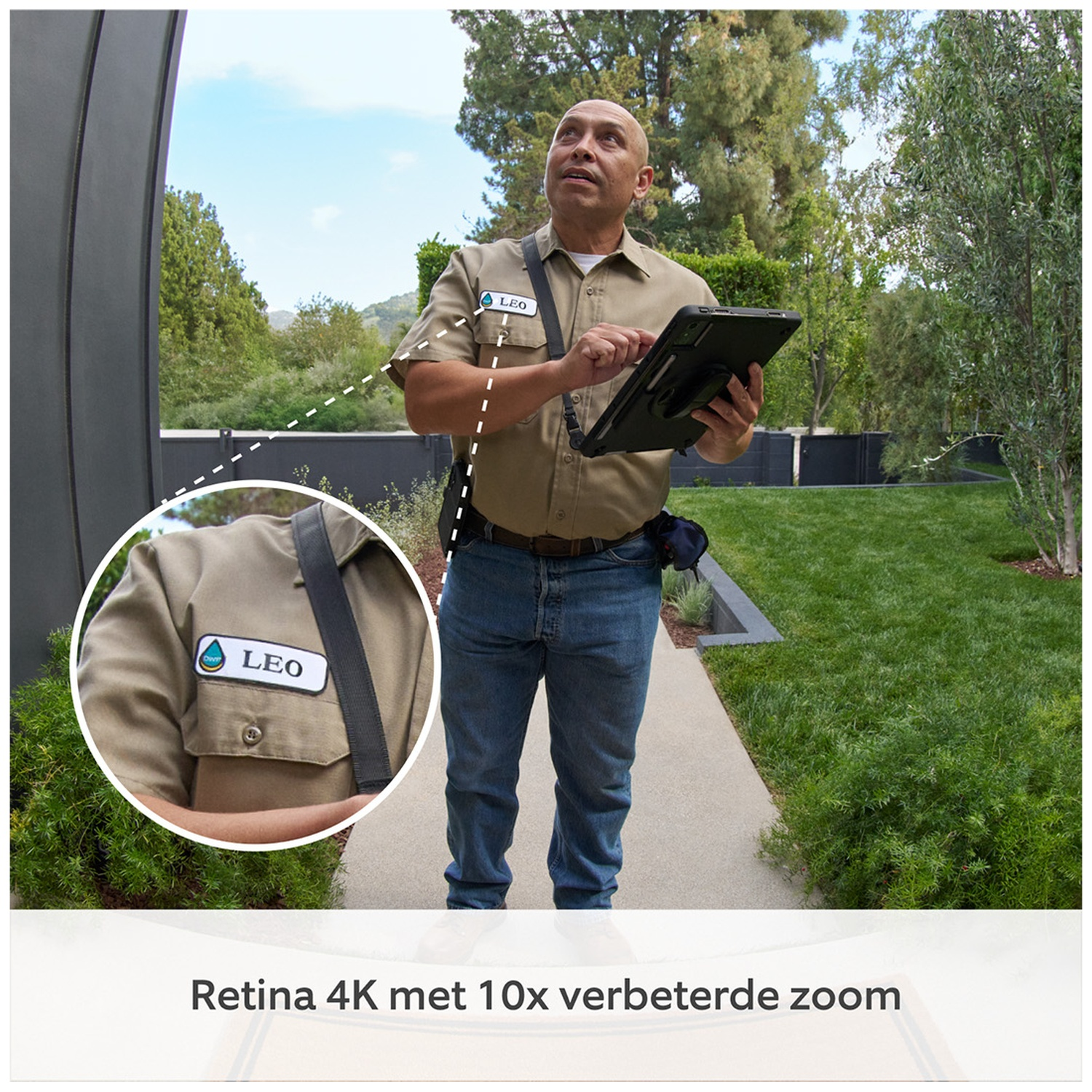 Een man met LEO-naamkaartje houdt een tablet vast in een verzorgde tuin.