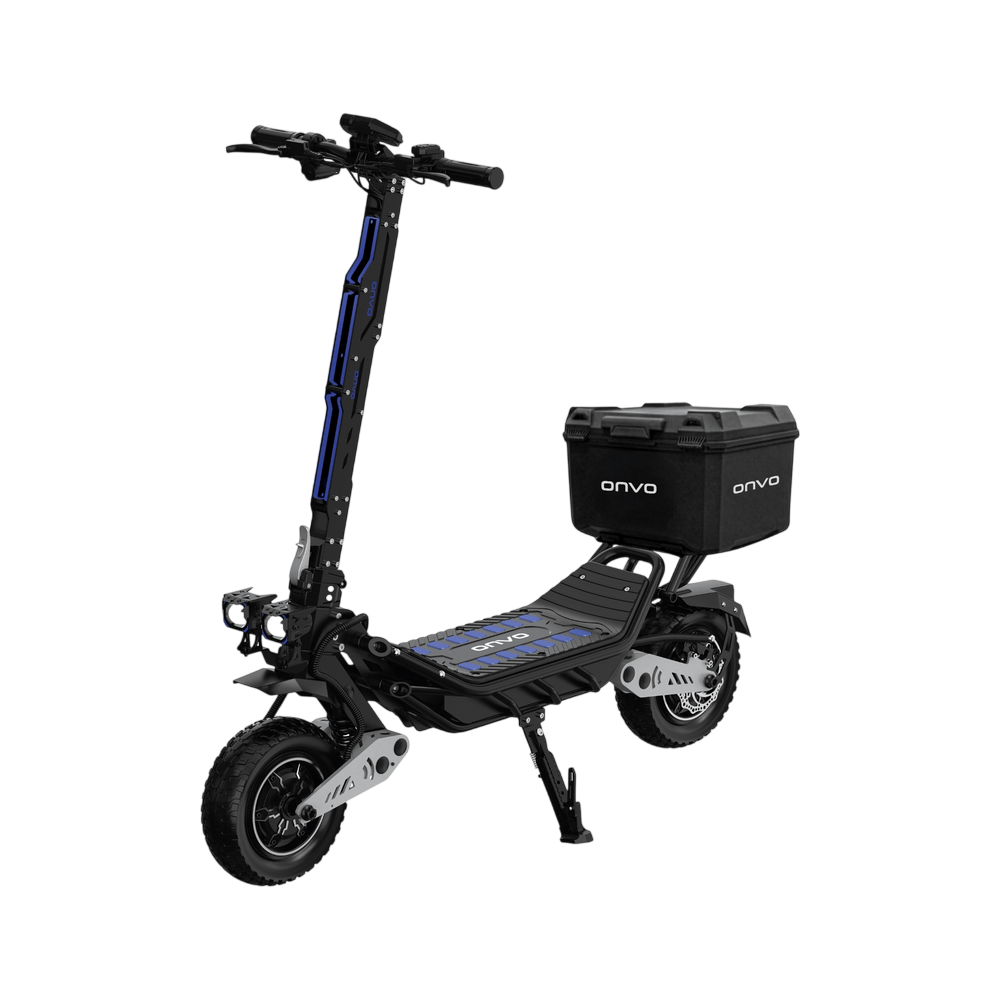 Mavi vurgulu siyah elektrikli scooter ve siyah saklama kutusu.