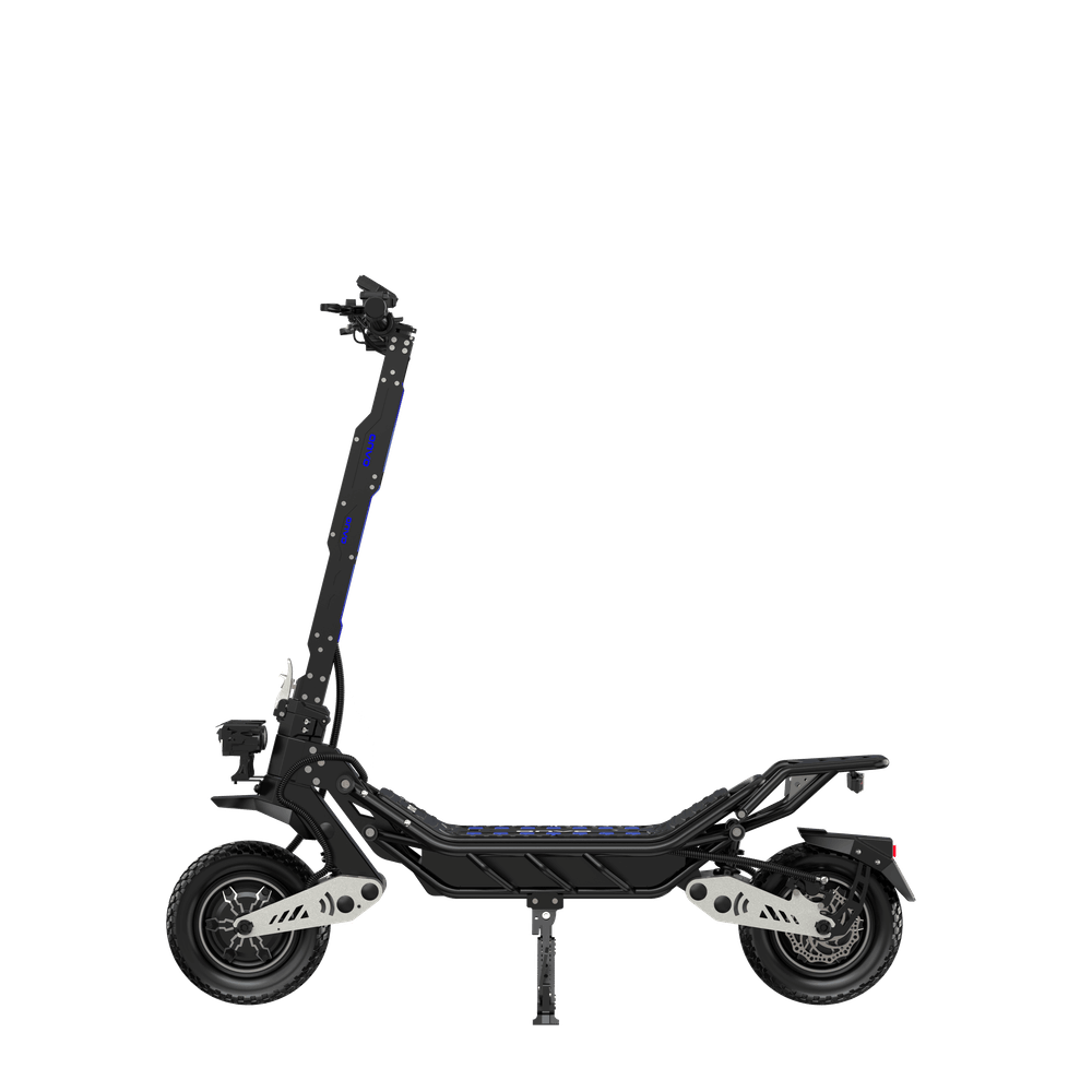 Büyük tekerlekli ve mavi vurgulu siyah elektrikli scooter.