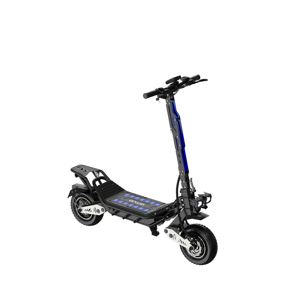 Mavi vurgulu, geniş lastikli siyah elektrikli scooter.