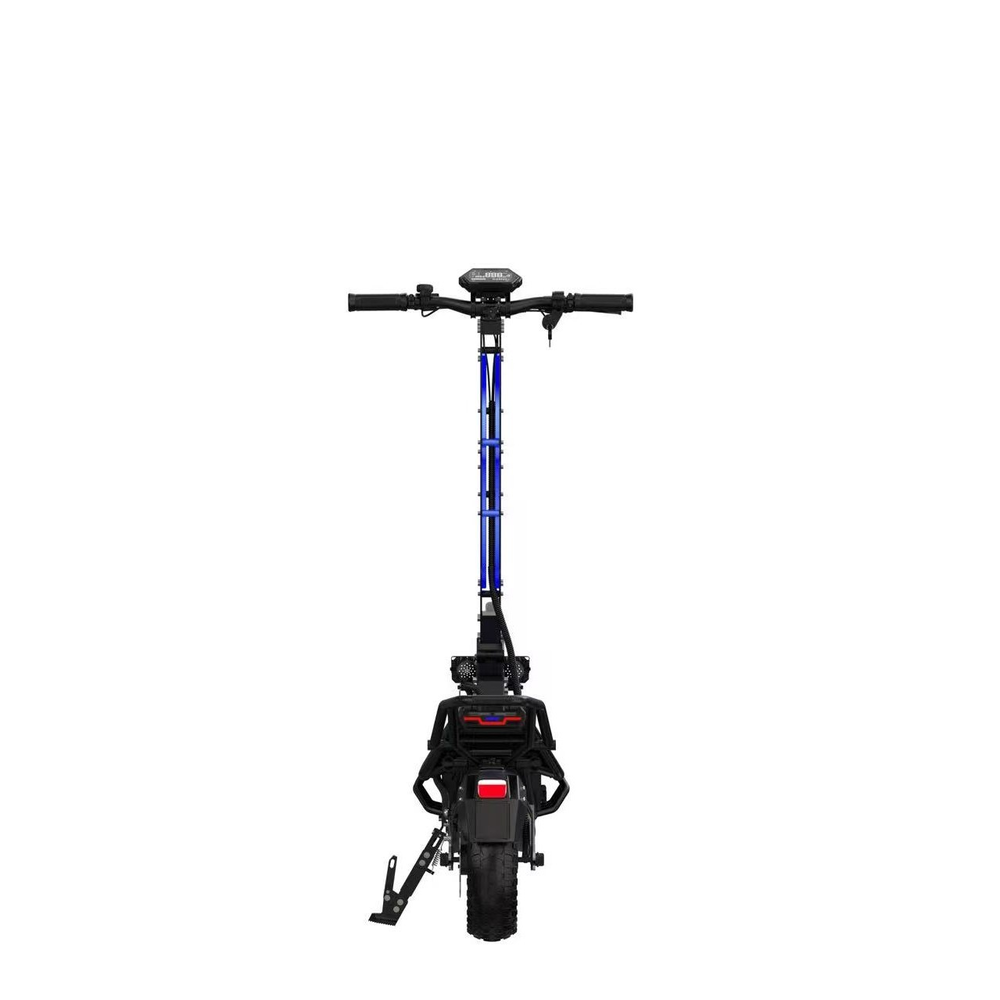 Gidon kolunda mavi vurgular bulunan siyah elektrikli scooter.