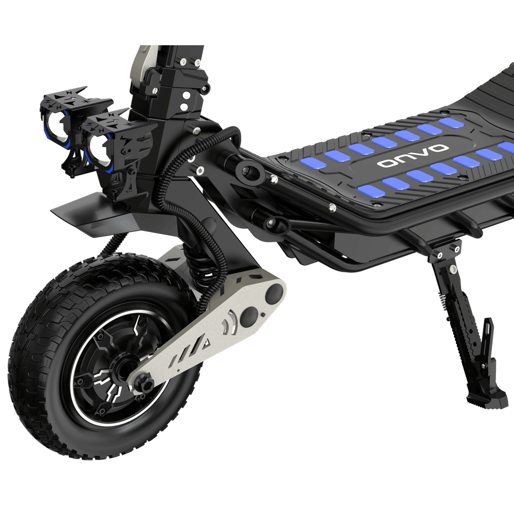 Çift farlı, sağlam lastikli ve mavi güverte vurgulu siyah elektrikli scooter.