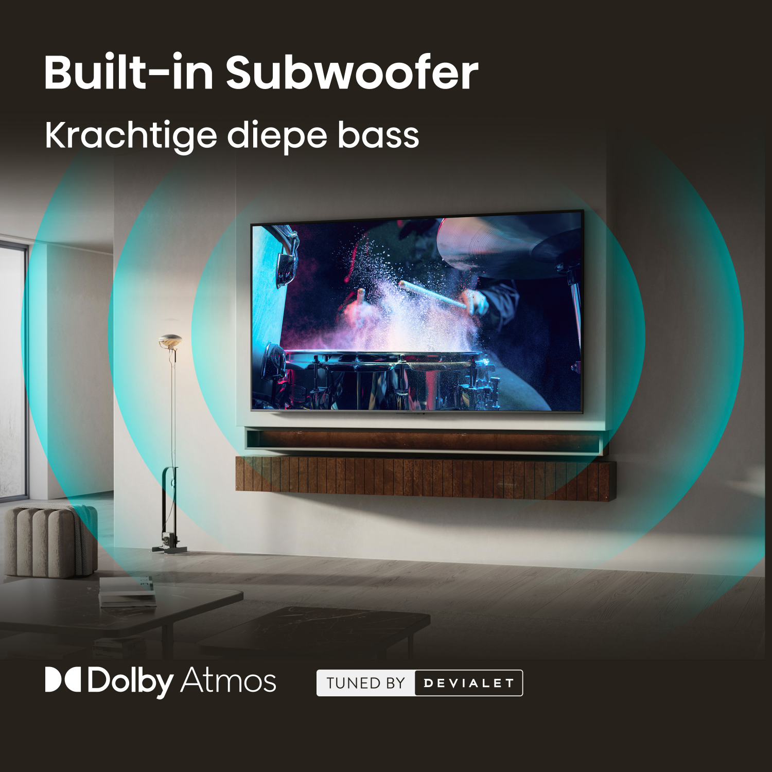 Tv-scherm toont drummer, Dolby Atmos en Devialet logo's onderaan.