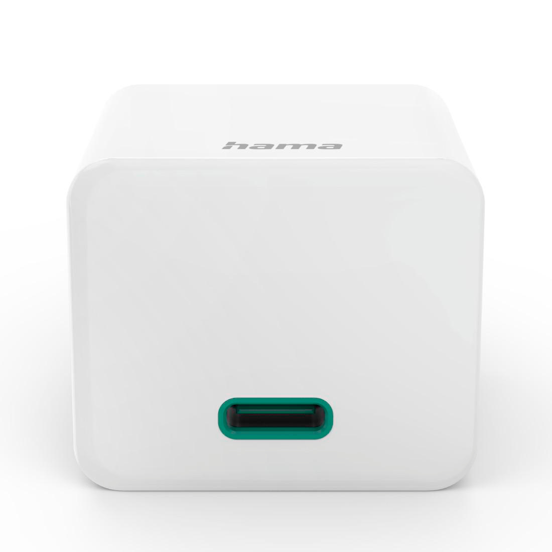 Ein weißer Hama USB-C-Ladeadapter mit einem grünen Anschluss.