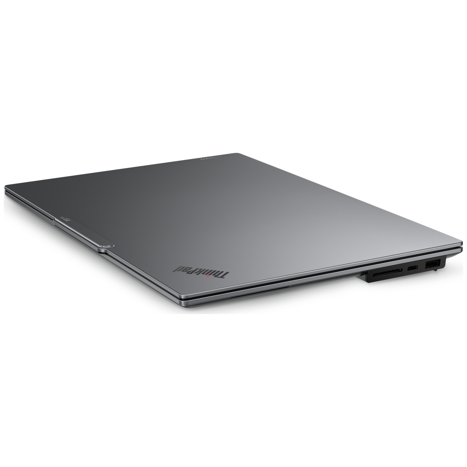 Een gesloten, zilveren ThinkPad laptop wordt van de zijkant in een hoek getoond, met zichtbare poorten.