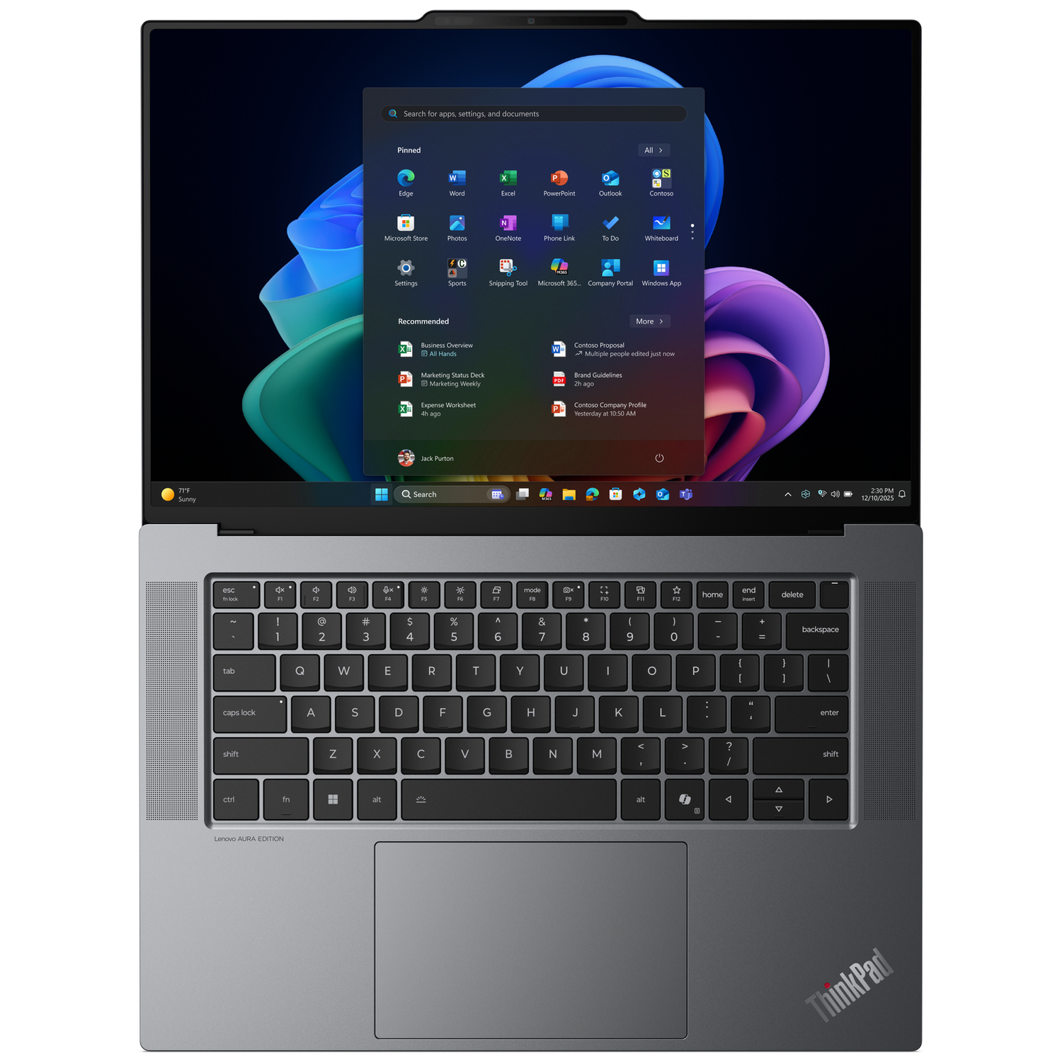 Een open laptop met Windows 11 en het startmenu. Toetsenbord en touchpad zijn zichtbaar.