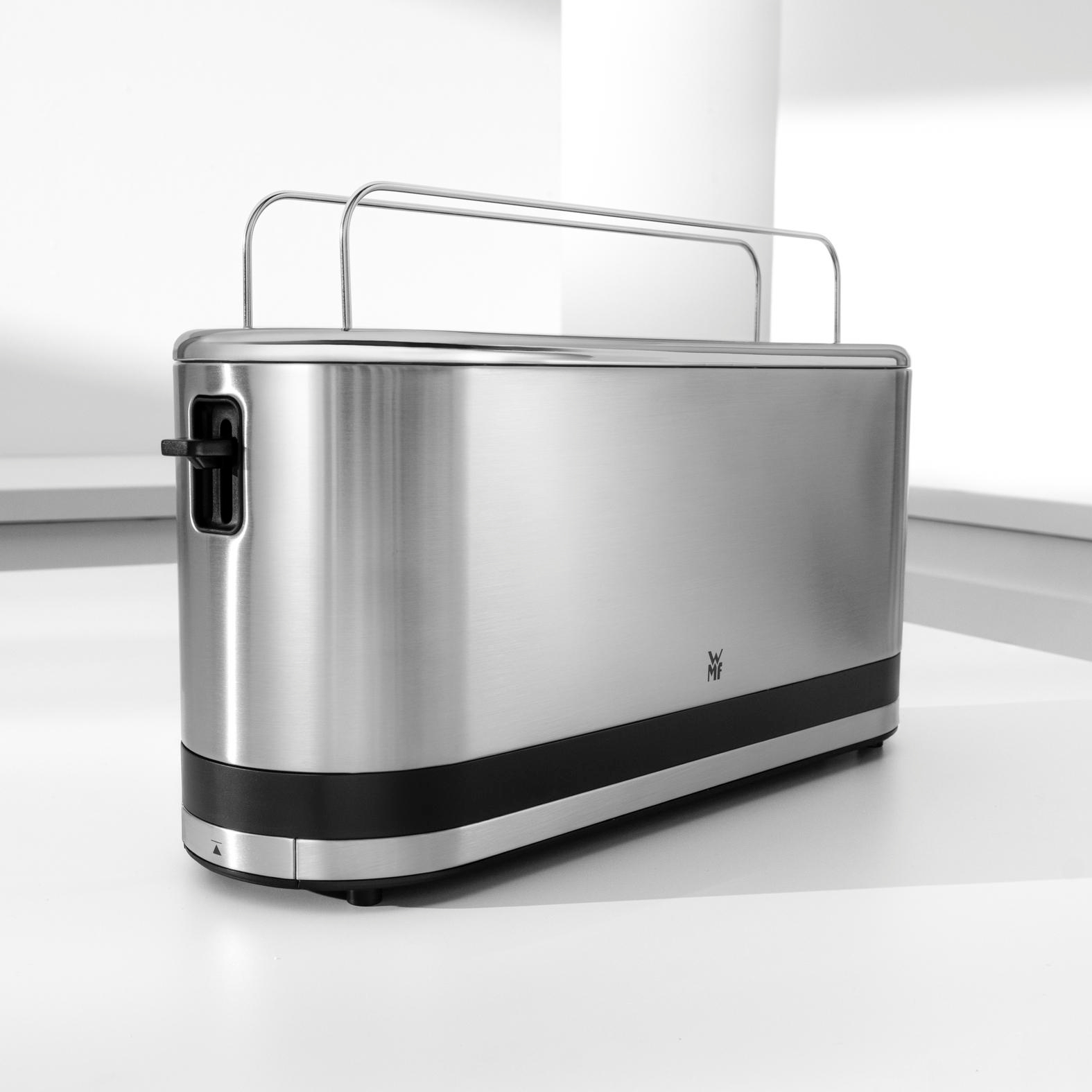 Ein silberner Toaster mit schwarzem Sockel und verchromtem Brötchenaufsatz.