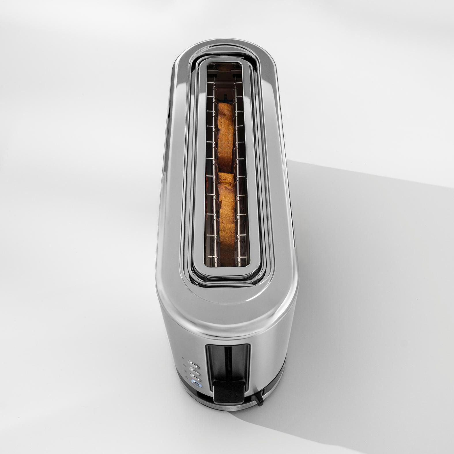 Ein glänzender Toaster mit zwei Toastscheiben im Inneren auf weißem Hintergrund.