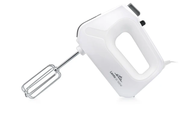 Fehér kézi mixer króm habverőkkel, fehér háttéren.