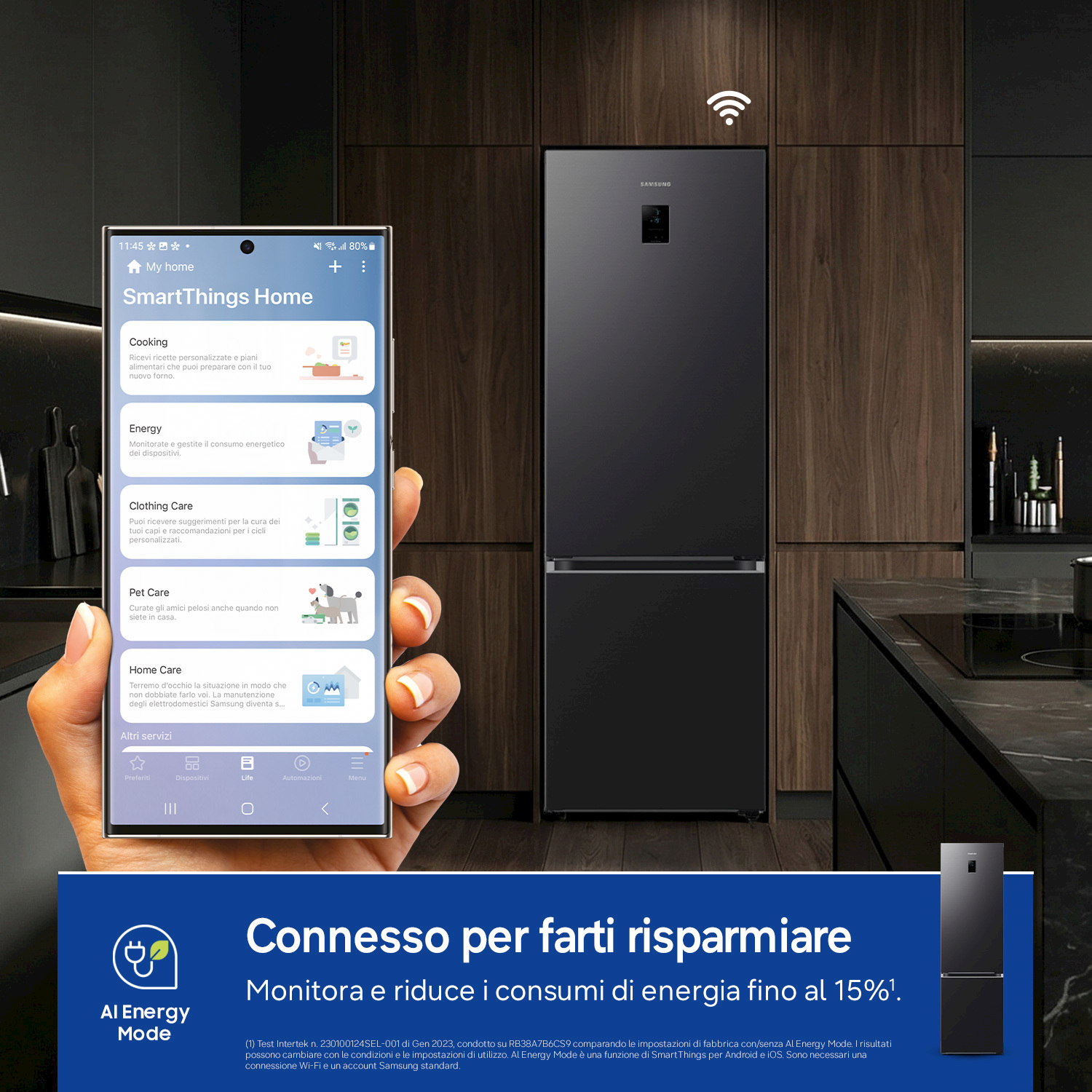 Uno smartphone mostra l'app SmartThings accanto a un frigorifero nero in una cucina.