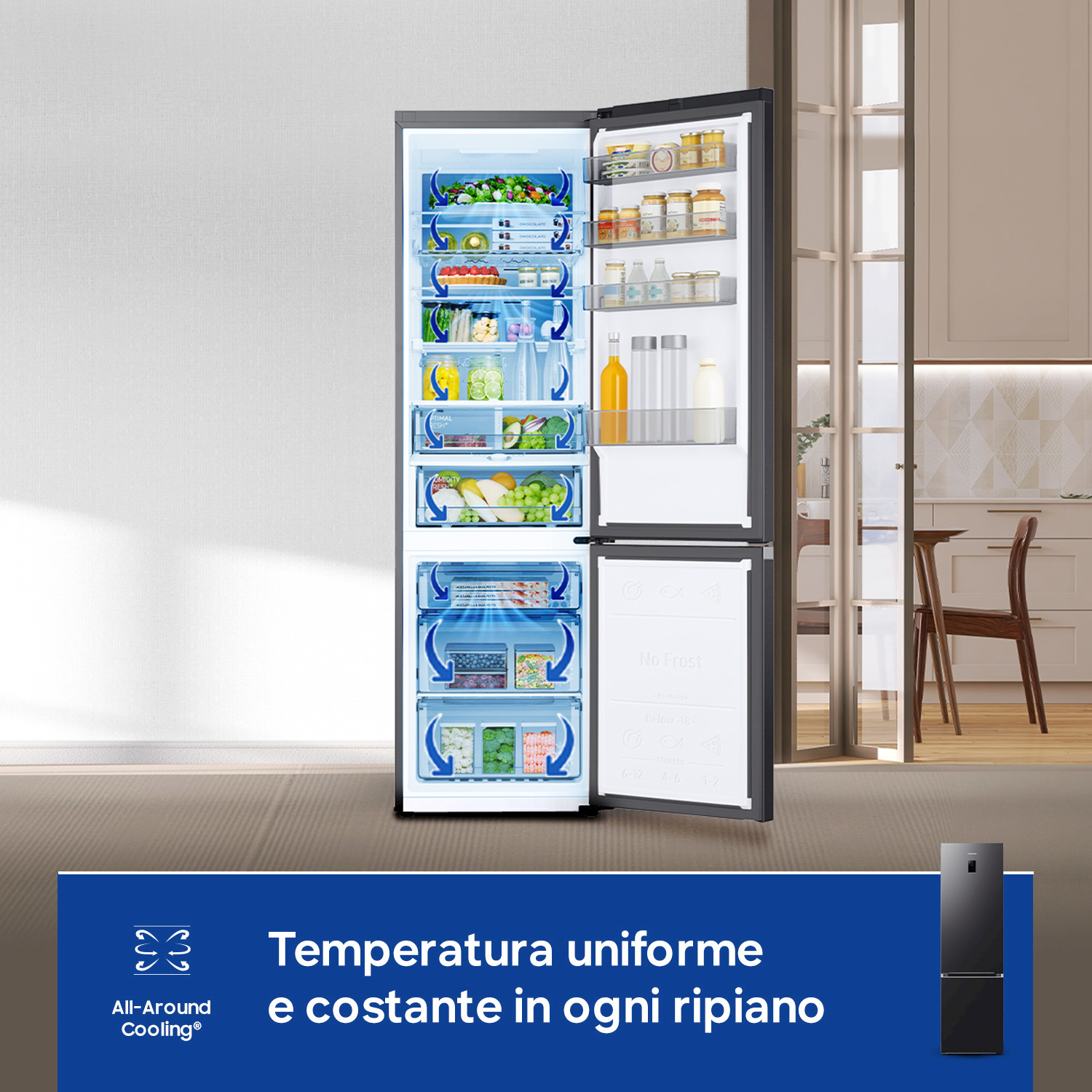 Un frigorifero aperto pieno di cibo e una porta di cucina sullo sfondo.