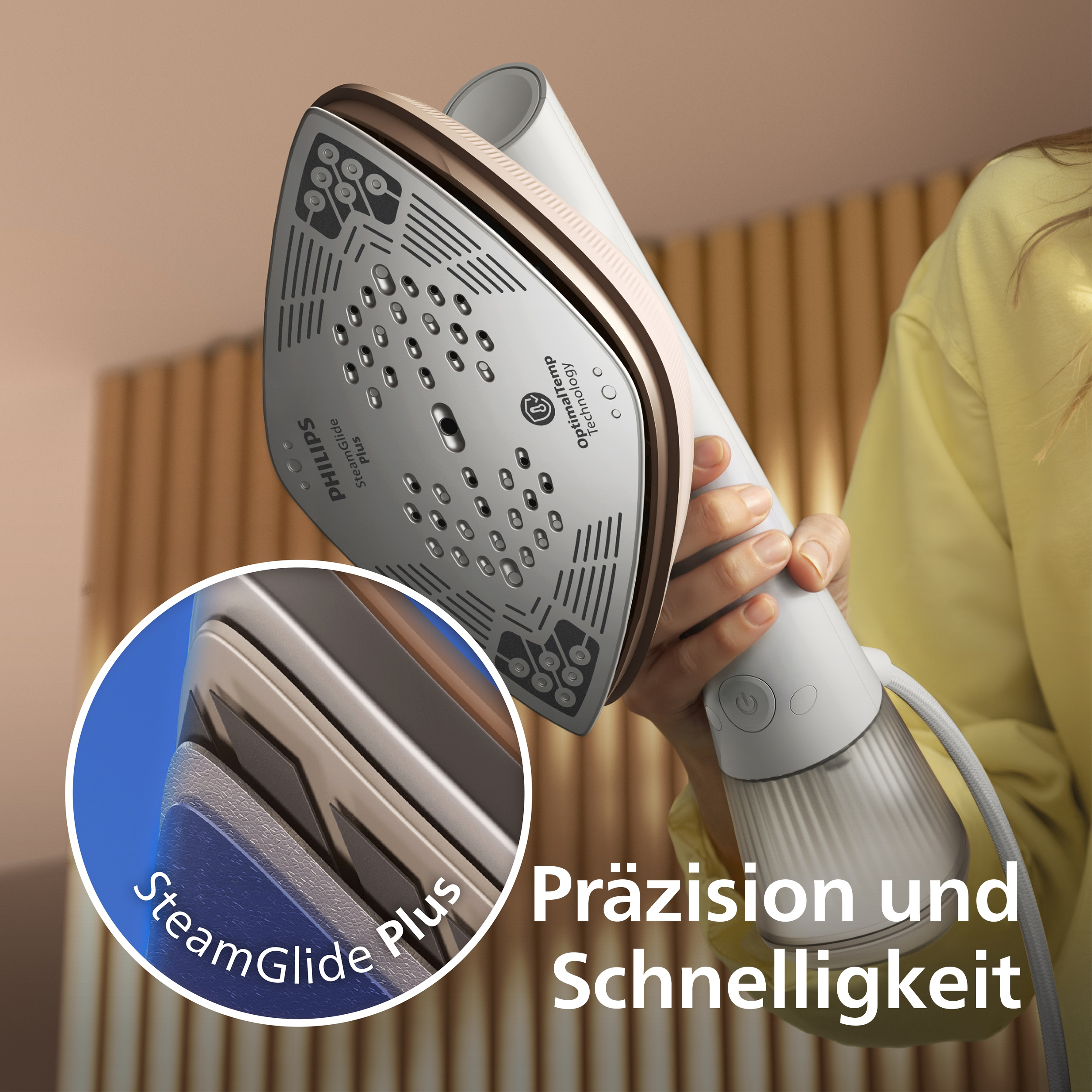 Hand hält Bügeleisen mit "SteamGlide Plus"-Sohle und "OptimalTemp"-Technologie.