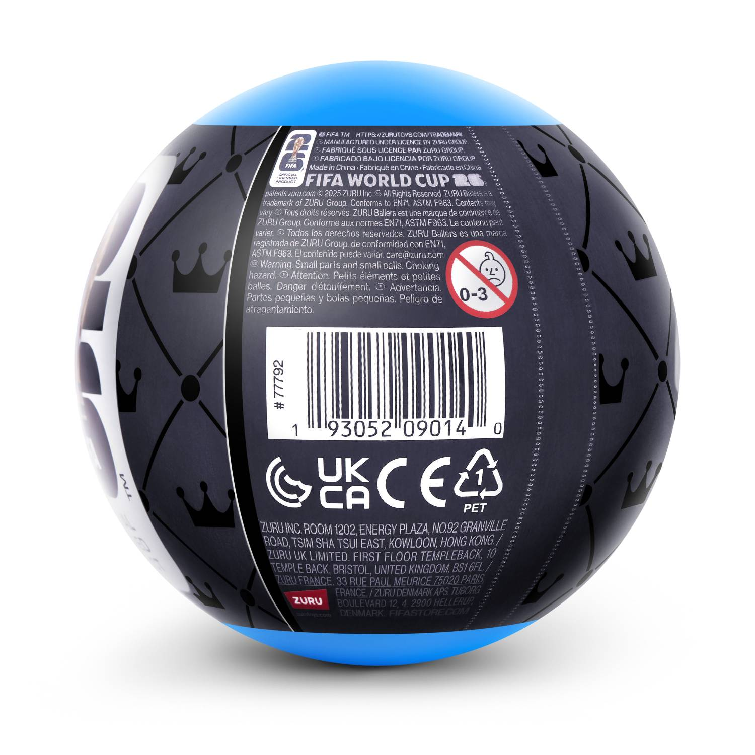 Un balón de fútbol con logo de la Copa Mundial de la FIFA, código de barras y etiquetas de advertencia.