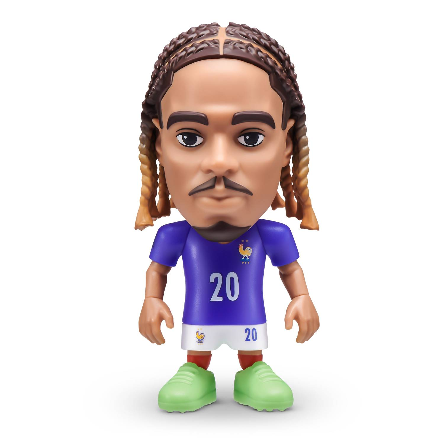 Una figura con trenzas, camiseta azul, pantalones blancos y zapatos verdes.