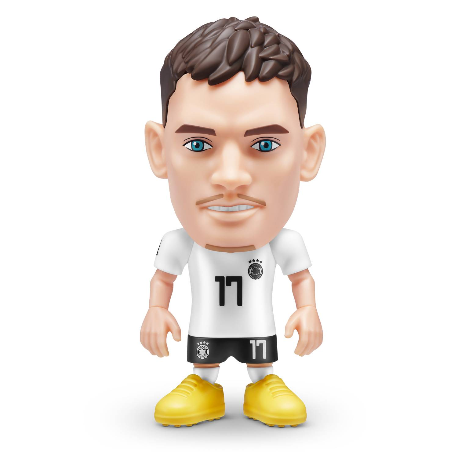 Una figura de juguete de un futbolista con camiseta blanca, número 17 y zapatillas amarillas.