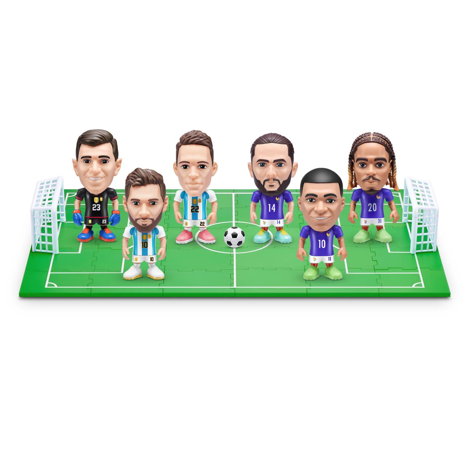 Figuras de fútbol en campo verde con porterías y balón.