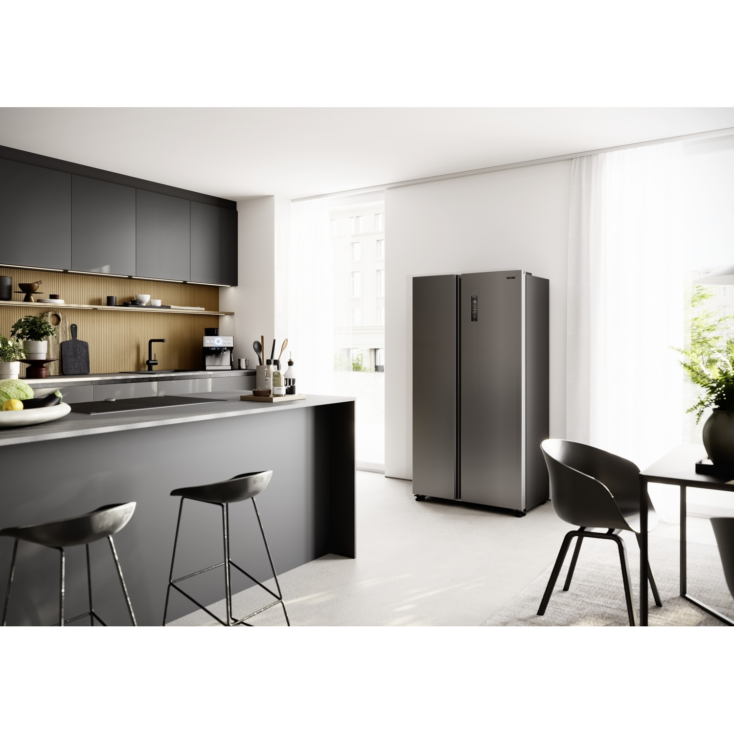 Cucina moderna con isola grigia, sgabelli, frigorifero e tavolo.