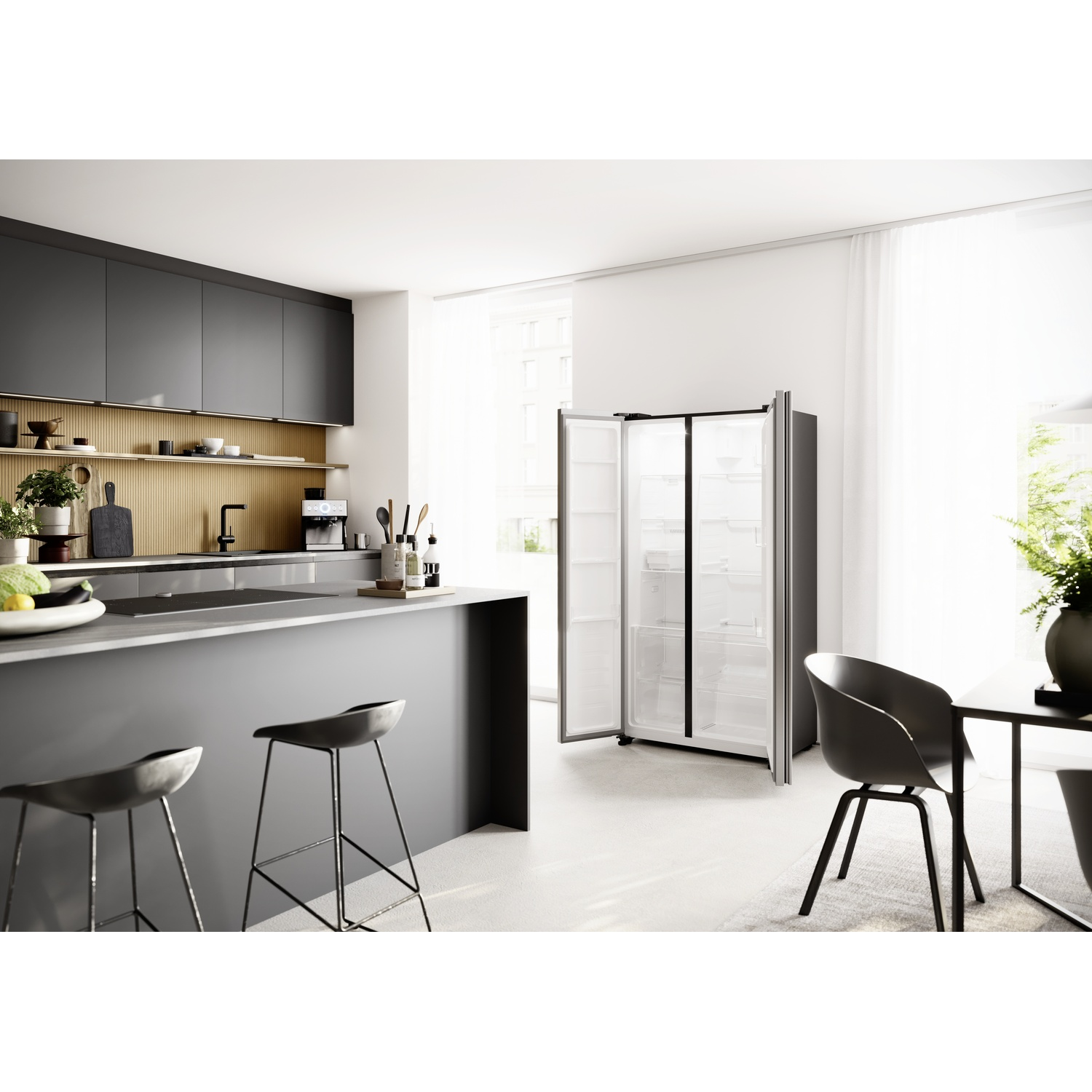 Cucina moderna con frigorifero aperto, isola grigia e sgabelli.