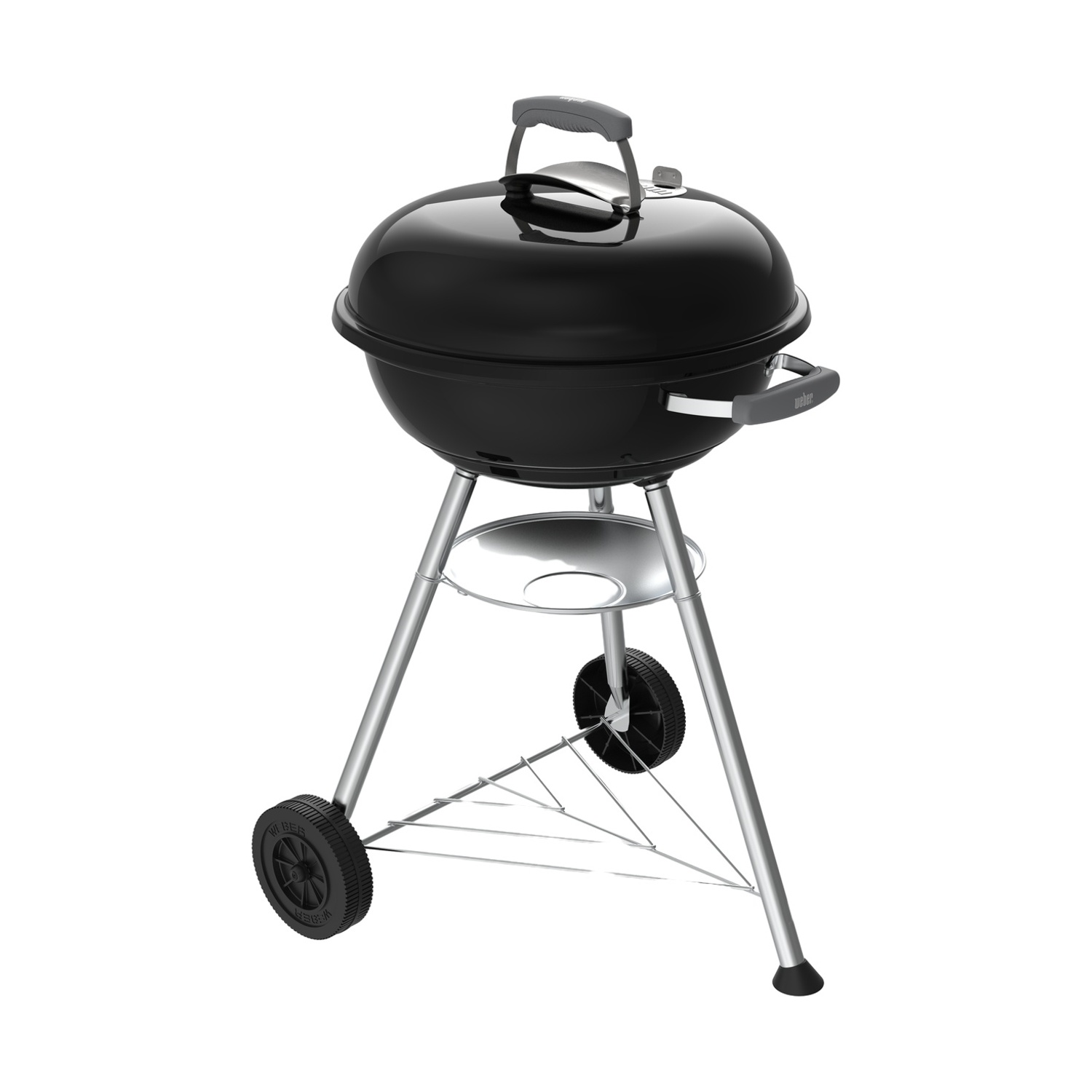 Una griglia Weber nera con gambe e ruote argentate su sfondo bianco.