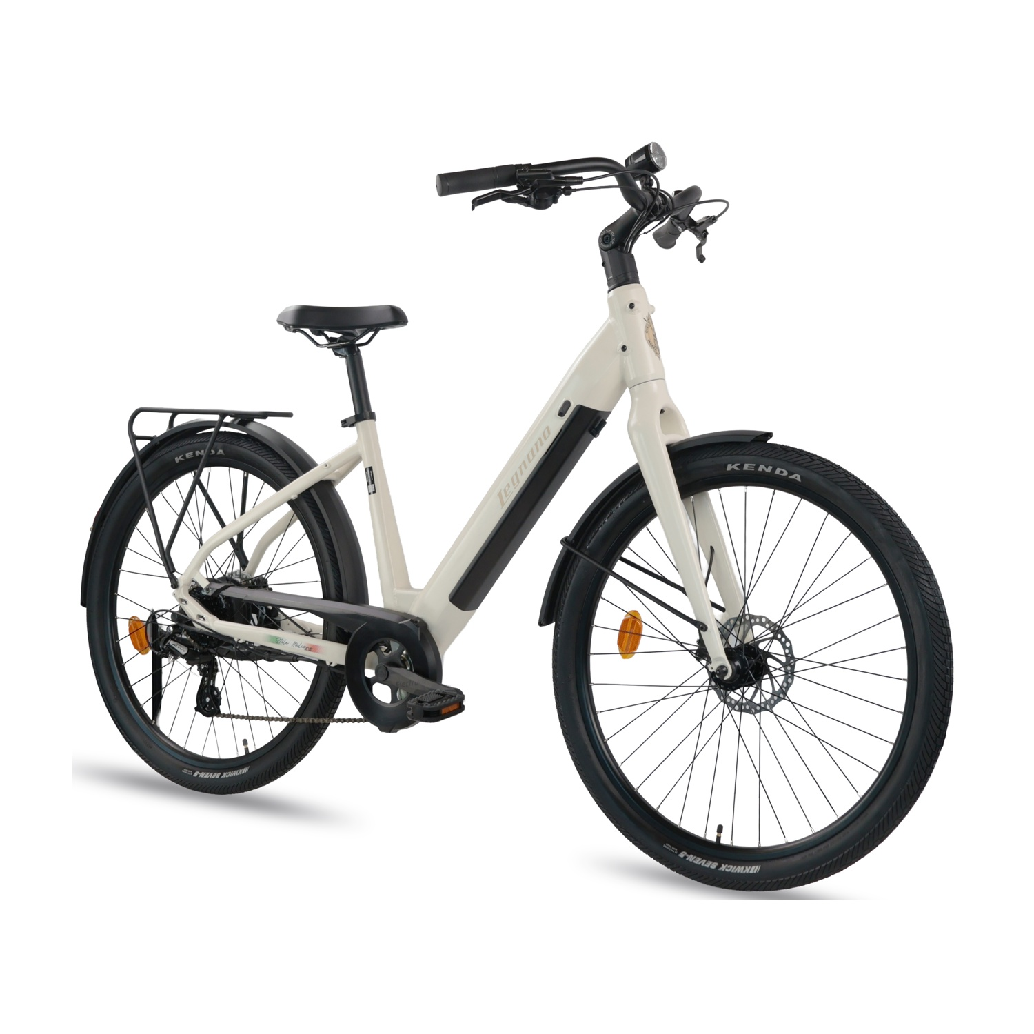 Una bici da donna color crema con parafanghi, portapacchi e pneumatici neri.