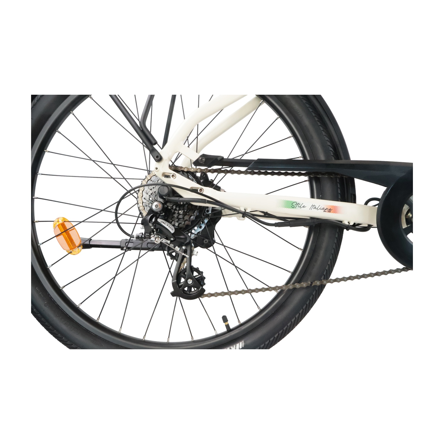 Primo piano della ruota posteriore di una bicicletta bianca, con catena e ingranaggi.
