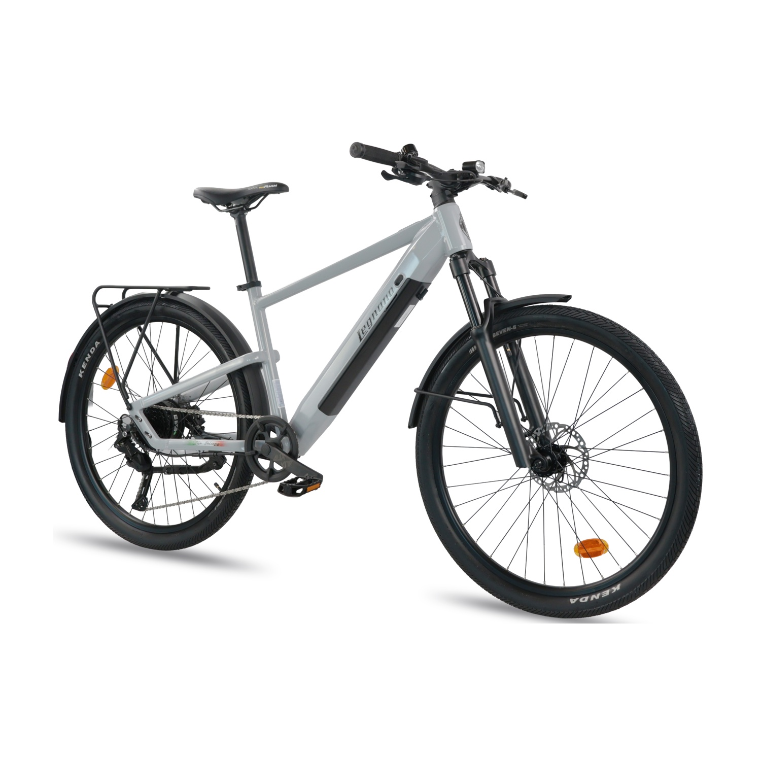 Una e-bike grigia con portapacchi, parafanghi e forcella ammortizzata su sfondo bianco.