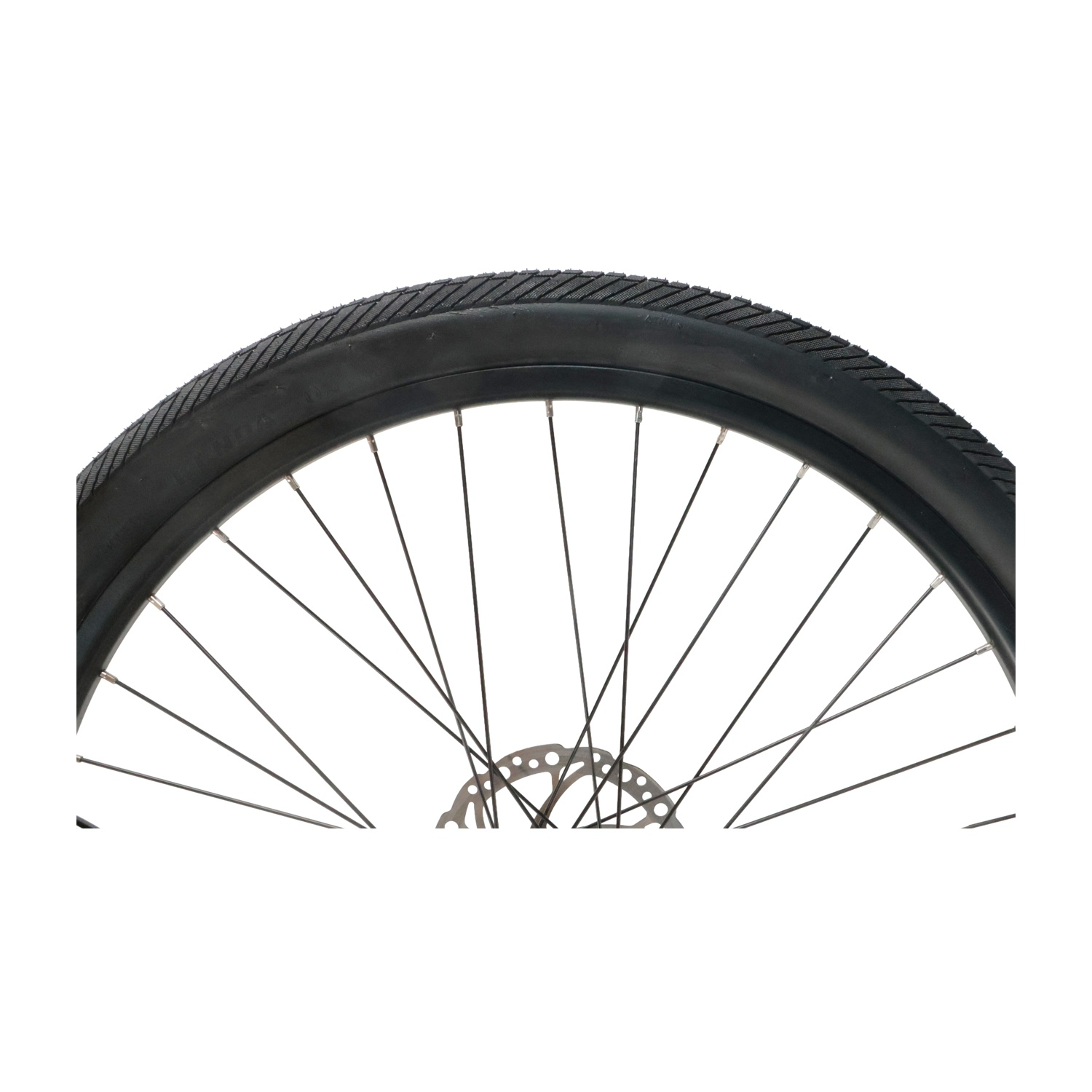 Primo piano di una ruota di bicicletta con pneumatico nero, raggi e freno a disco.