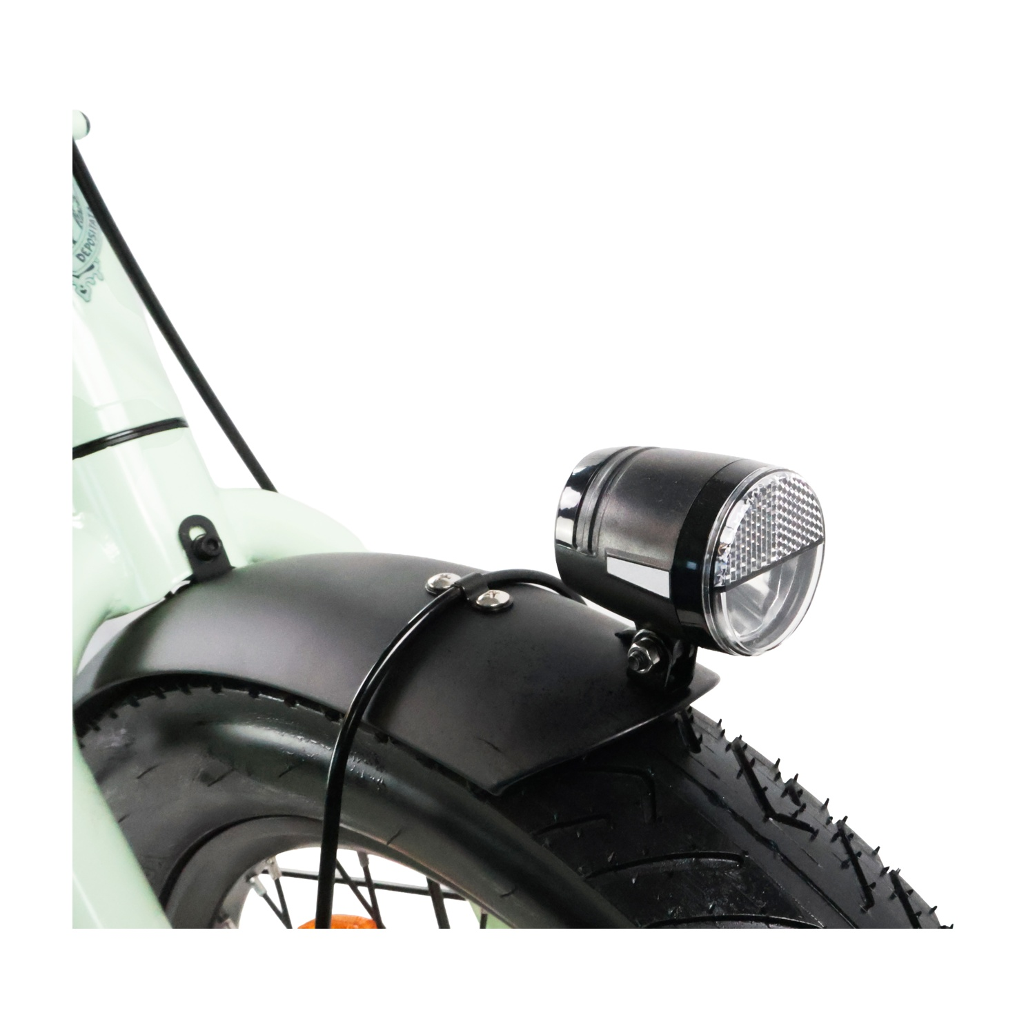 Luce anteriore e parafango di una bicicletta verde menta su sfondo bianco.