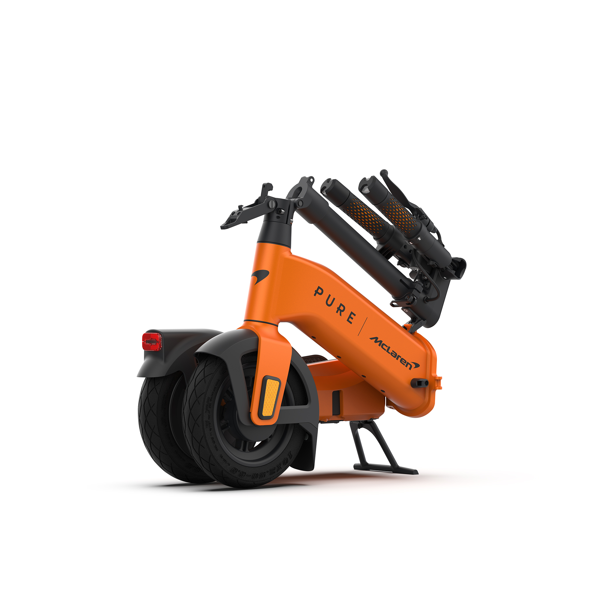 Orange E-Scooter mit McLaren-Logo, zusammengeklappt, auf weißem Hintergrund.