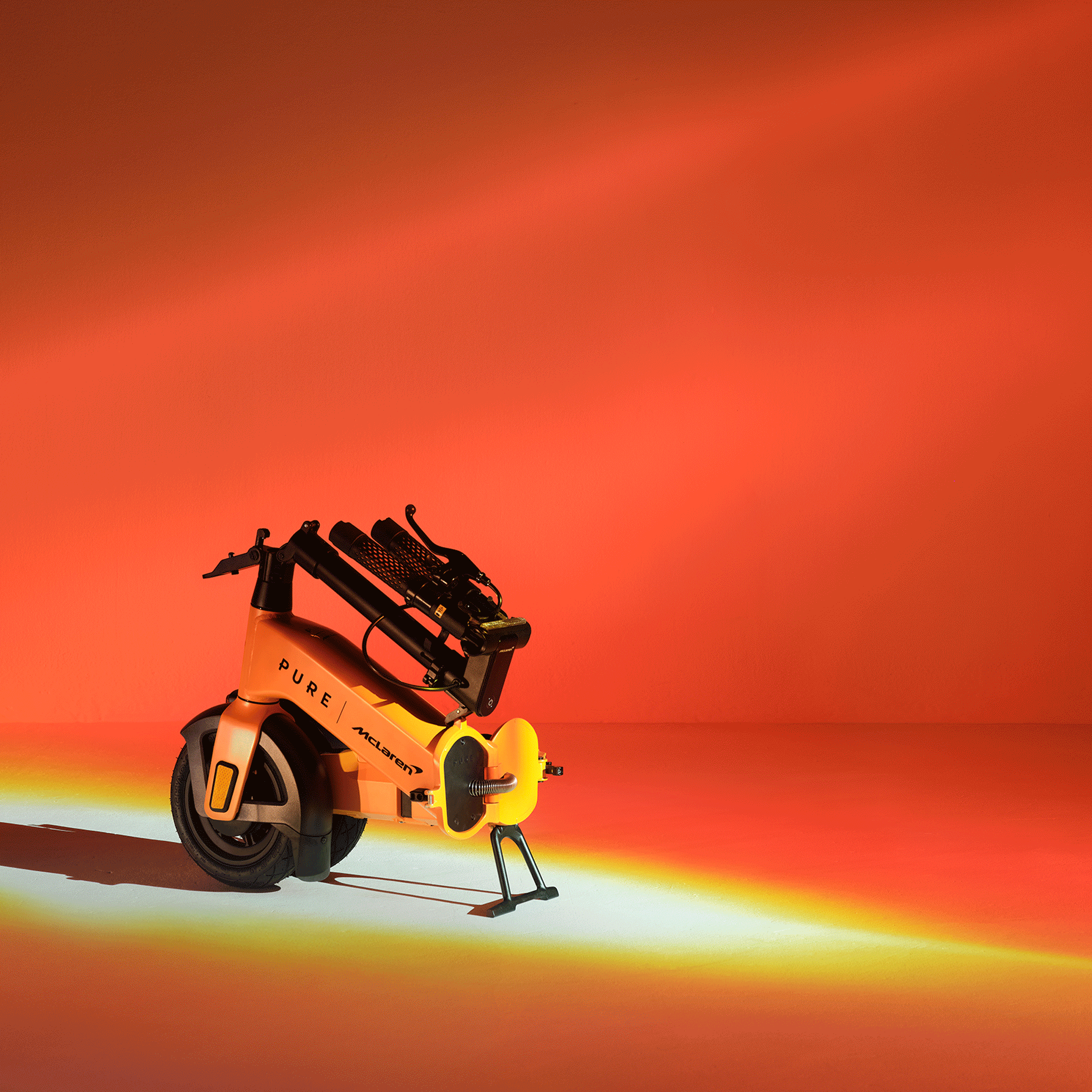 Orange E-Scooter mit schwarzem Lenker, auf einem Ständer, vor orangefarbenem Hintergrund.