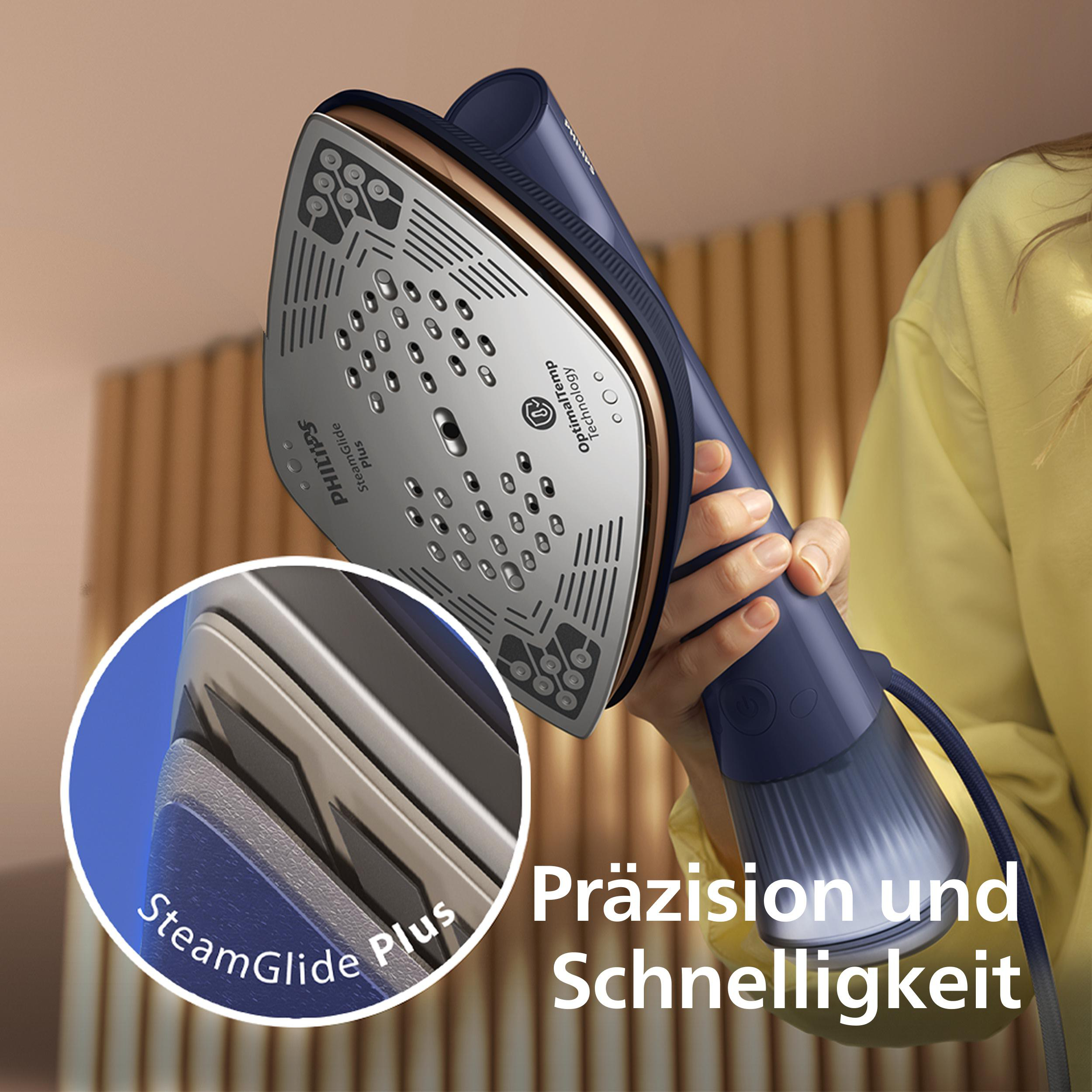 Eine Person hält ein blaues Dampfbügeleisen mit Metallsohle und Nahaufnahme der Sohle.