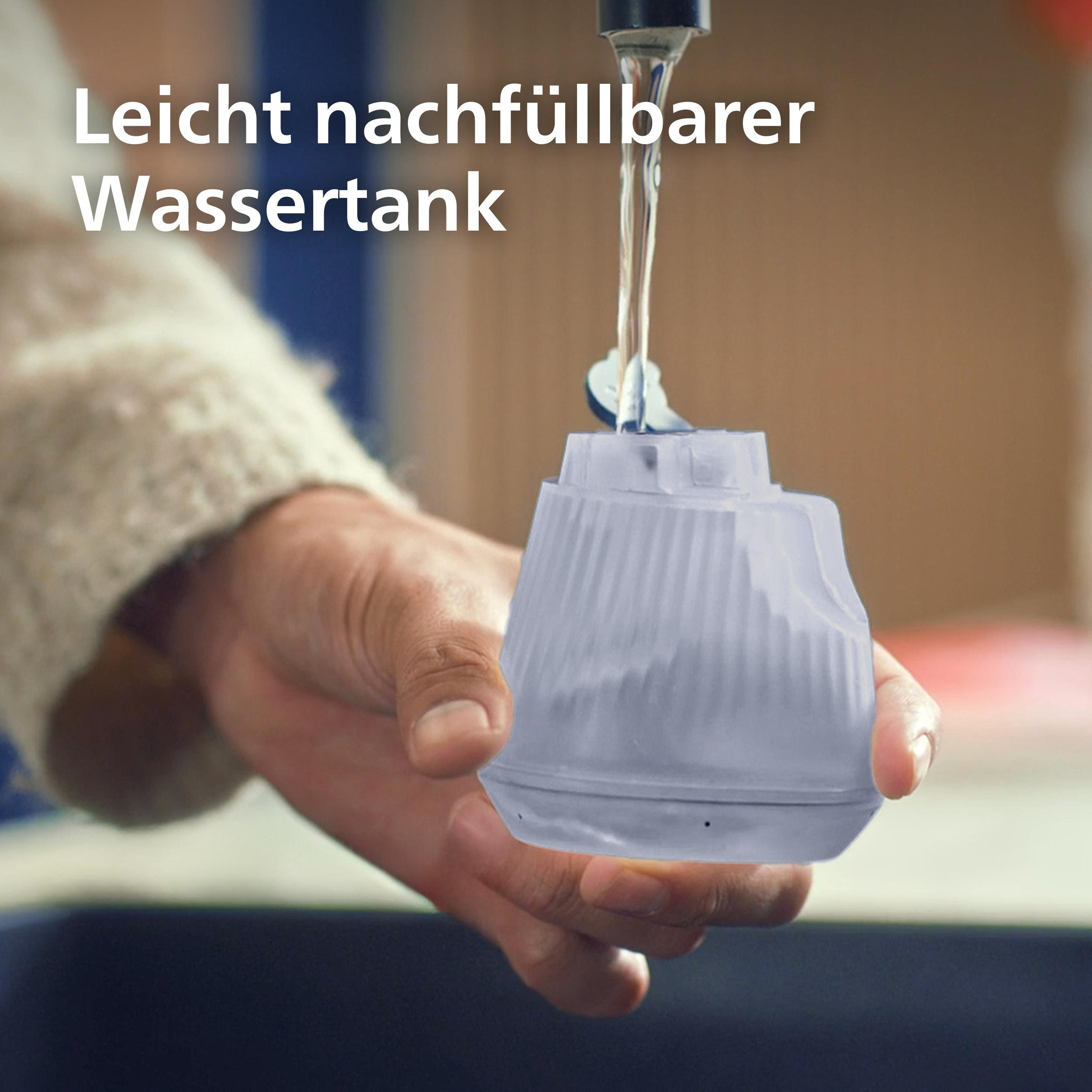 Eine Hand füllt einen transparenten Wasserbehälter unter einem Wasserhahn.