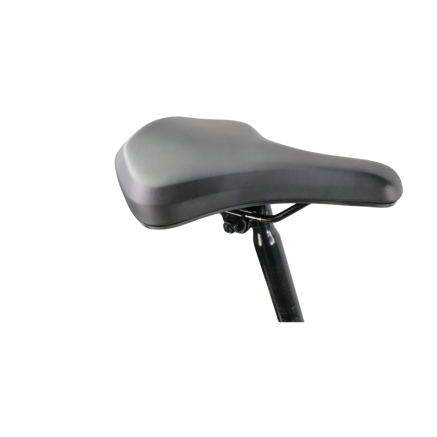Sella da bicicletta nera su sfondo bianco, primo piano.