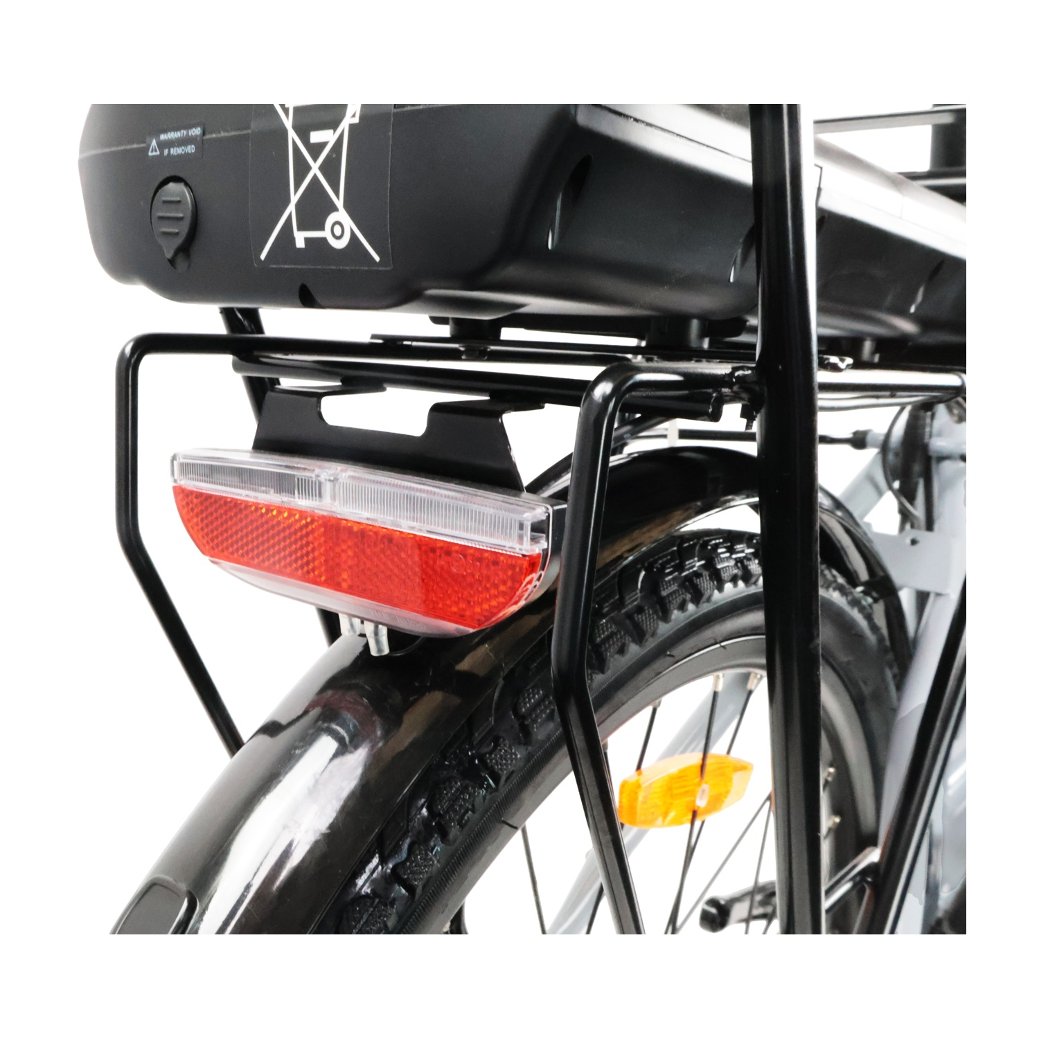 Primo piano della parte posteriore di una bicicletta con batteria, portapacchi e fanale posteriore rosso.