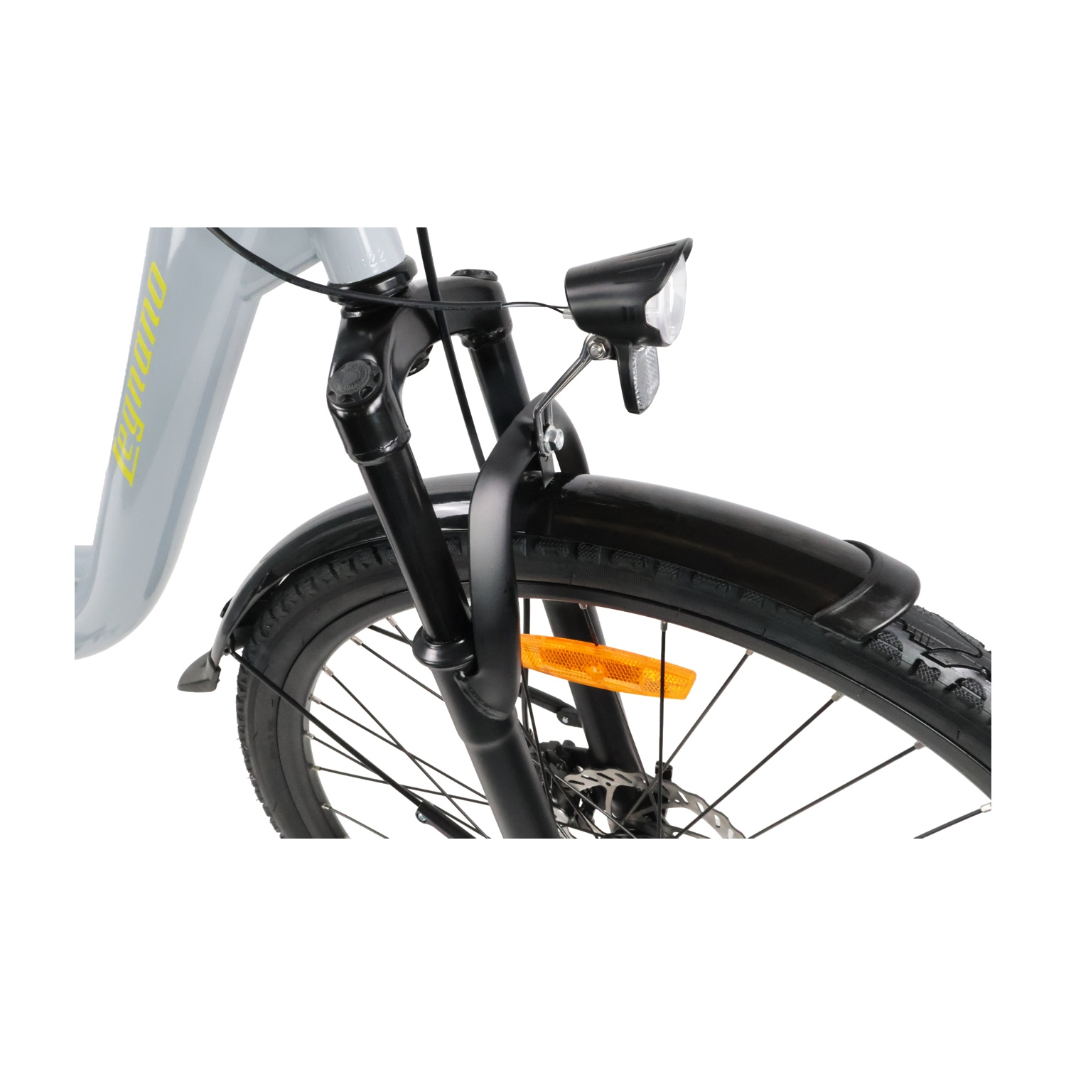 Vista anteriore di una bicicletta grigia con parafango nero, luce e ruota a raggi.