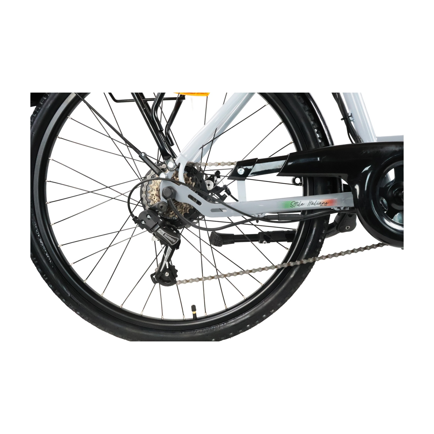 Primo piano della ruota posteriore, catena e deragliatore di una bicicletta bianca.
