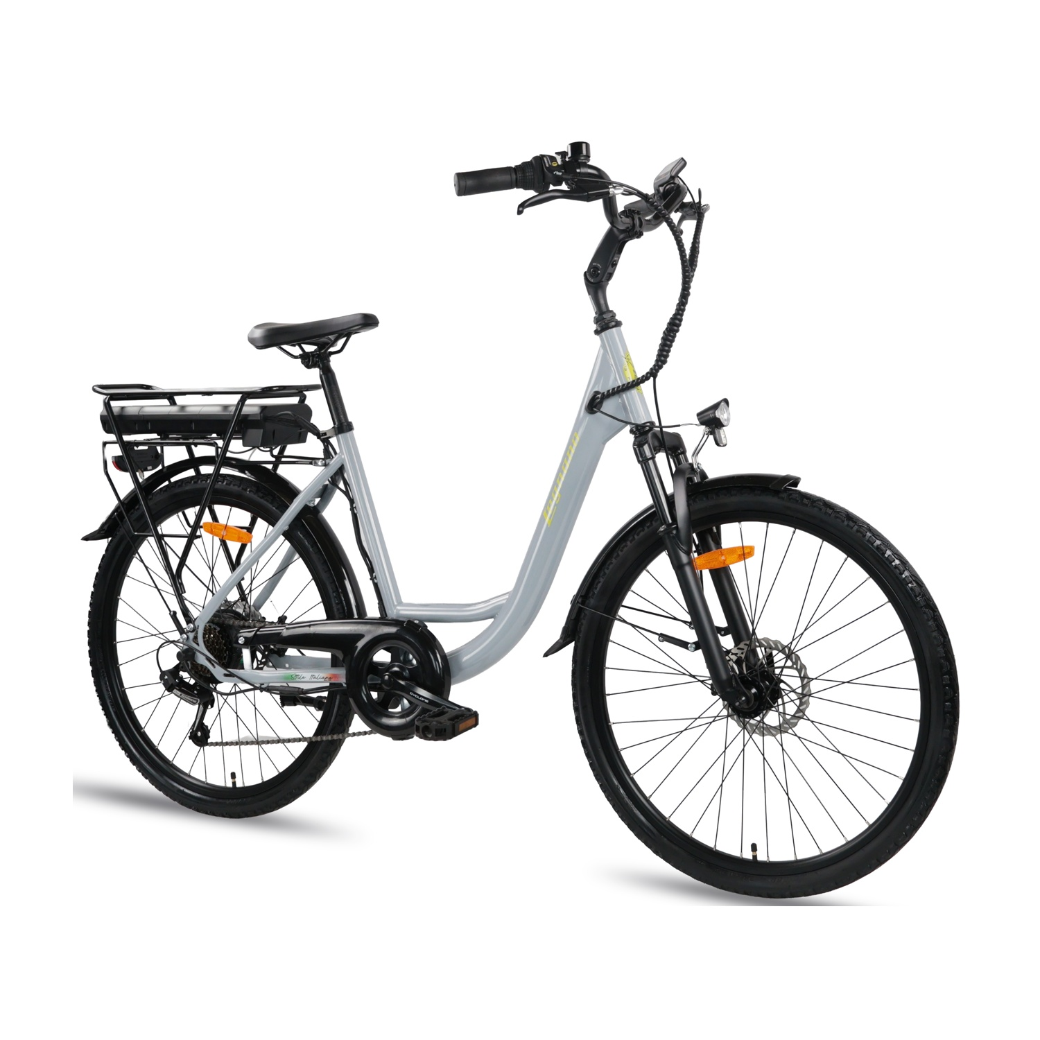 Bicicletta elettrica grigia con portapacchi, pneumatici e manubrio su sfondo bianco.