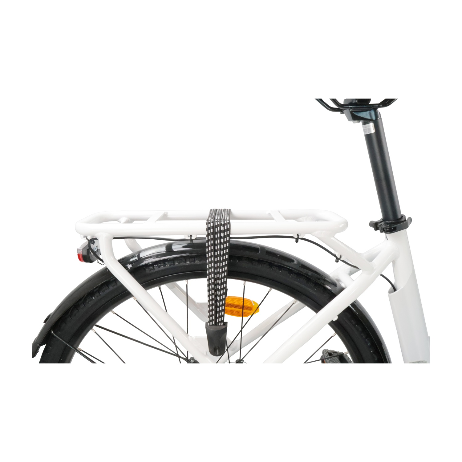 Primo piano di una bicicletta bianca che mostra il portapacchi nero, parafango e cinghia elastica.