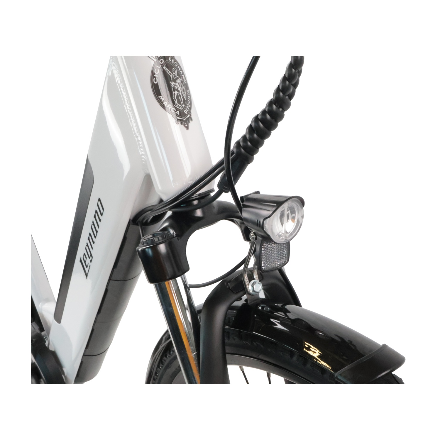 Primo piano di un telaio di bicicletta bianco con manubrio, luce e parafango neri.