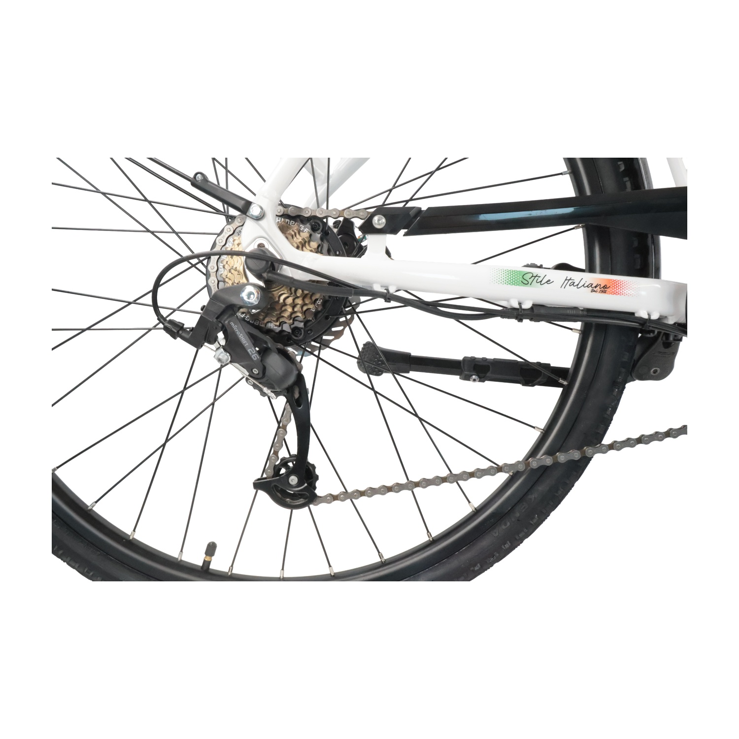 Primo piano della ruota posteriore di una bicicletta bianca, con deragliatore, ingranaggi e catena.