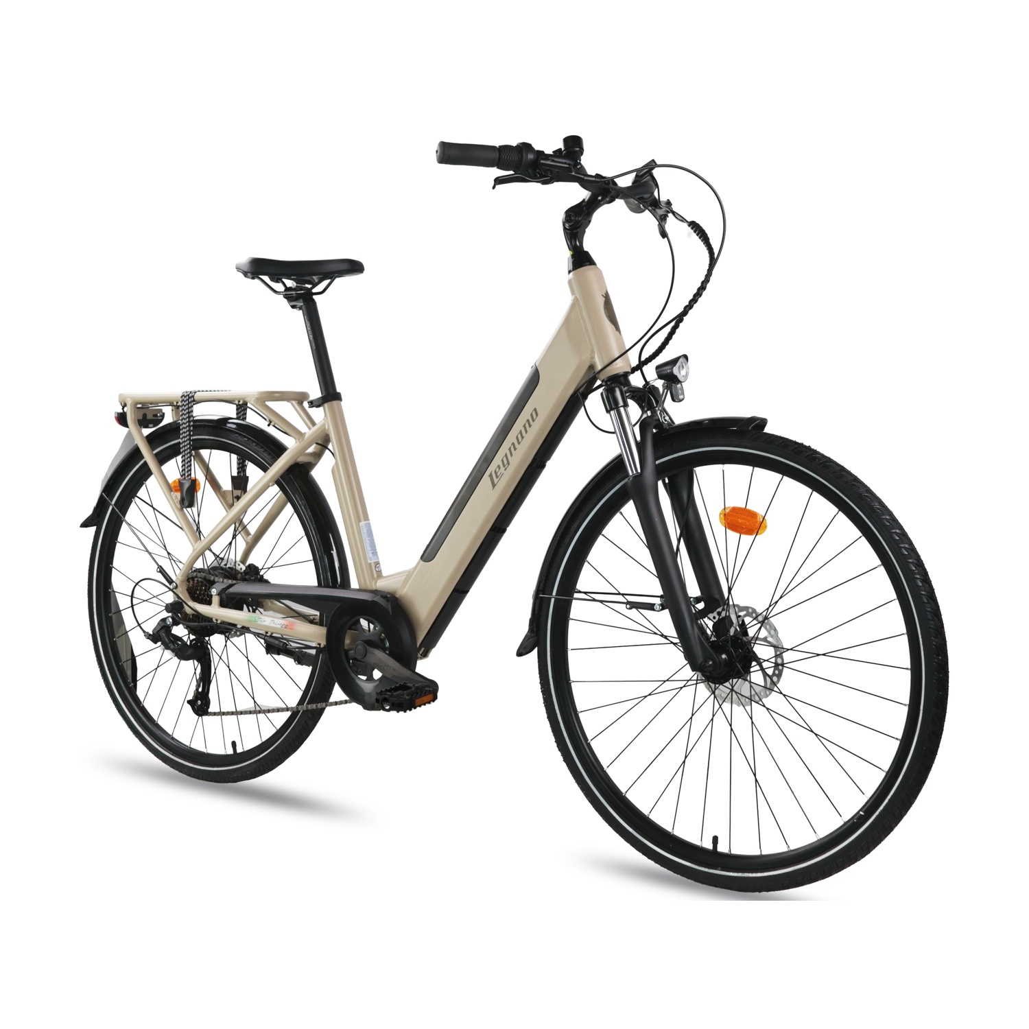 Una bicicletta da donna beige con portapacchi e sella nera su sfondo bianco.
