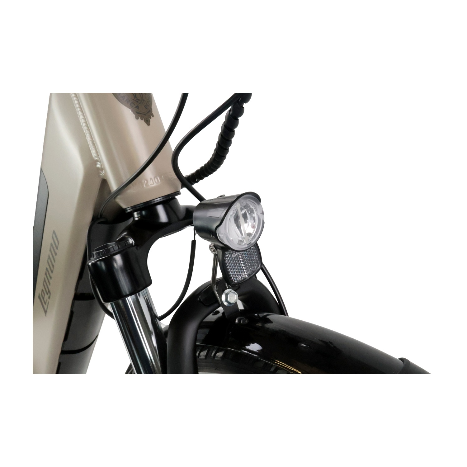 Primo piano della forcella anteriore, del faro e del parafango nero di una e-bike beige.