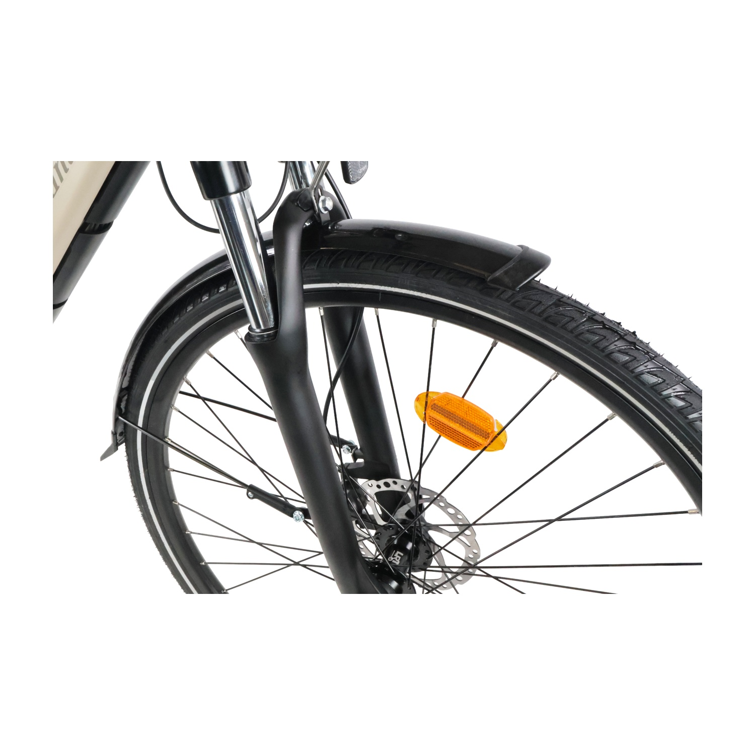 Ruota anteriore di bicicletta con parafango nero, riflettore arancione e freno a disco.
