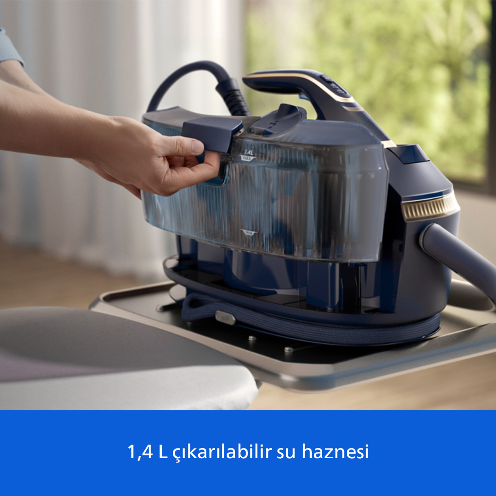 Bir el, buharlı ütü istasyonundan çıkarılabilir 1,4 litrelik su haznesini açar.